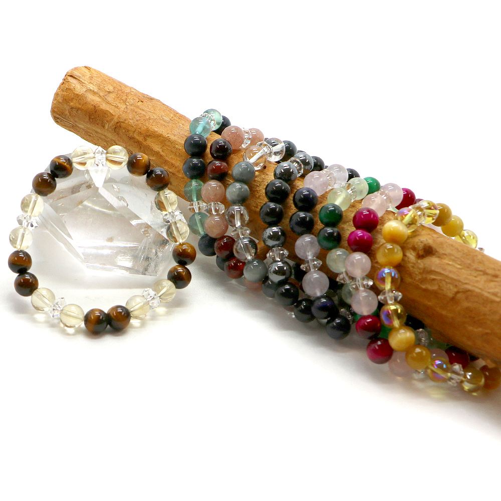 ◆タイプ：9種類からお選びいただけます Aタイプ：タイガーアイ Bタイプ：ブルータイガーアイ Cタイプ：レッドタイガーアイ Dタイプ：グレイタイガーアイ Eタイプ：ブラックタイガーアイ Fタイプ：パープルタイガーアイ Gタイプ：グリーンタイガーアイ Hタイプ：ローズタイガーアイ Iタイプ：ホワイトタイガーアイ ◆玉サイズ（約） （全タイプ共通） カラータイガーアイ・天然石各種/8mm、水晶ボタンカット/4×8mm ＊ビーズサイズは0.5mm前後の誤差がある場合がございます ◆ブレスレットサイズ（内径）約15.5cm ＊ブレスレットサイズ（内径）は腕回りサイズ+1cmがおすすめのサイズとなります ＊ビーズサイズの誤差などによりブレスレットサイズが1cm以上表記と異なる場合は予めご連絡させていただきます カラーバリエーションタイガーアイブレスレット カラーは9色のタイガーアイよりお選びいただけます、その日の気分に合わせて使い分けていただいてもいいです♪ パワーストーンの代表格ともいえるタイガーアイとなります 和名では虎目石（とらめいし）といわれます タイガーアイの表面には光の角度によって「シャトヤンシー」「キャッツアイ」と呼ばれるギラリと光る変色が見られます この現象は繊維状の結晶質によるもので、タイガーアイの持つ独特の効果現象となります パワーストーンとして タイガーアイは「金運・財運」として代表的なパワーストーンとなります 洞察力・集中力を高め、富と財産を増やしたい方、ビジネス運を上げたい方にオススメです 【配送につきまして】 ●メール便：送料250円（お買い物合計金額3,000円以上で1通分送料無料） ・ヤマト運輸ネコポスでのお届けとなります ・宅配便同様のお届け日数（翌日〜3日程度での配達）＊一部地域を除く ・ご自宅のポストへのお届けとなります（ご登録のお名前がポストへ記載があることをご確認お願い致します） ・大きさ（上限A4サイズ）：縦31.2cm、横22.8cm、厚さ2.5cm、重さ1kg以内 ※後払い（商品到着後コンビニなどでのお支払い）はご利用頂けます ※代引き決済はできません ※配送日時指定不可 ※発送後の住所変更はできませんので予めご注意ください ※商品紛失などの補償は基本的にございません ●宅配便：送料は配達地域によって異なります（お買い物合計金額3,980円以上で送料無料） ・佐川急便でのお届けとなります ・ドライバーによる手渡しでのお届け ・代引き決済はドライバーへ代金のお支払が可能となります （代引き手数料330円） ・配送日時指定可能 ※初回お届けより1週間以上お受け取りになられない場合は持ち戻りとなり返送となります 返送による送料は運送会社の定価送料を実費ご負担いただくことになりますので 予めご注意くださいますようお願い申し上げます ※当店の判断で日本郵便（レターパック）で発送させていただく場合もございます 予めご了承のほどお願い申し上げます　