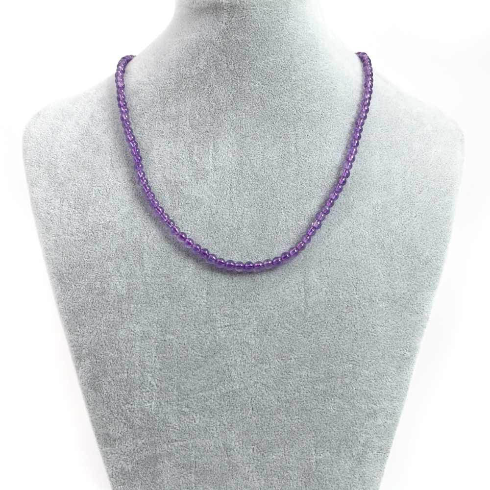 【ビーズサイズ】4mm 【形】丸玉 【全長】約45・50・55cm（ビーズ部分の長さ） ※ビーズサイズは0.5mm前後の誤差がある場合がございます 【マグネットサイズ】6mm ※ネックレスのサイズや磁気の強度のバランス、または在庫の都合などにより8mmに変更させていただく場合がございます ※カニカンへ変更ご希望の場合はセレクトボックスより「カニカンに変更する」をお選びください カニカンの色はマグネットカラーで選択されたものでご指定いただけます カニカンのサイズは約12mmのものとなります 【商品説明】 シンプルな天然石ビーズネックレスになります 長さは（約）45、50、55cmの3サイズよりお選びいただけます 留め具はステンレス製のマグネットタイプを使用しておりますので脱着がとても簡単です シルバーとゴールドの2色からお選びいただけます アメジストは天然石の中でも人気も高く、日本でもなじみの深い位置づけにあるものとなります 和名で「紫水晶」の通り、紫色の水晶となります 主な産地はブラジル、スリランカ、マダガスカル産などとなりますが 日本の宮城、鳥取でも産出されるということです 色合い、透明度などは品質や産地などで様々ですが スッキリとした透明度の高いアメジストは宝飾品としても大変高価に取引されております ※商品ページ画像最後の2枚は当店取り扱いのビーズとなります ご注文後当店作成担当スタッフがビーズよりネックレス加工させていただきます （不良品以外の返品交換はお受けできませんので予めご了承の程お願いいたします） 【パワーストーン】 アメジストは「2月の誕生石」「愛の守護石」としても有名な天然石となります 恋愛成就のお守りとしてもオススメです 【配送につきまして】 ●メール便：送料250円（お買い物合計金額3,000円以上で1通分送料無料） ・ヤマト運輸ネコポスでのお届けとなります ・宅配便同様のお届け日数（翌日〜3日程度での配達）＊一部地域を除く ・ご自宅のポストへのお届けとなります（ご登録のお名前がポストへ記載があることをご確認お願い致します） ・大きさ（上限A4サイズ）：縦31.2cm、横22.8cm、厚さ2.5cm、重さ1kg以内 ※後払い（商品到着後コンビニなどでのお支払い）はご利用頂けます ※代引き決済はできません ※配送日時指定不可 ※発送後の住所変更はできませんので予めご注意ください ※商品紛失などの補償は基本的にございません ●宅配便：送料は配達地域によって異なります（お買い物合計金額3,980円以上で送料無料） ・佐川急便でのお届けとなります ・ドライバーによる手渡しでのお届け ・代引き決済はドライバーへ代金のお支払が可能となります （代引き手数料330円） ・配送日時指定可能 ※初回お届けより1週間以上お受け取りになられない場合は持ち戻りとなり返送となります 返送による送料は運送会社の定価送料を実費ご負担いただくことになりますので 予めご注意くださいますようお願い申し上げます ※当店の判断で日本郵便（レターパック）で発送させていただく場合もございます 予めご了承のほどお願い申し上げます　