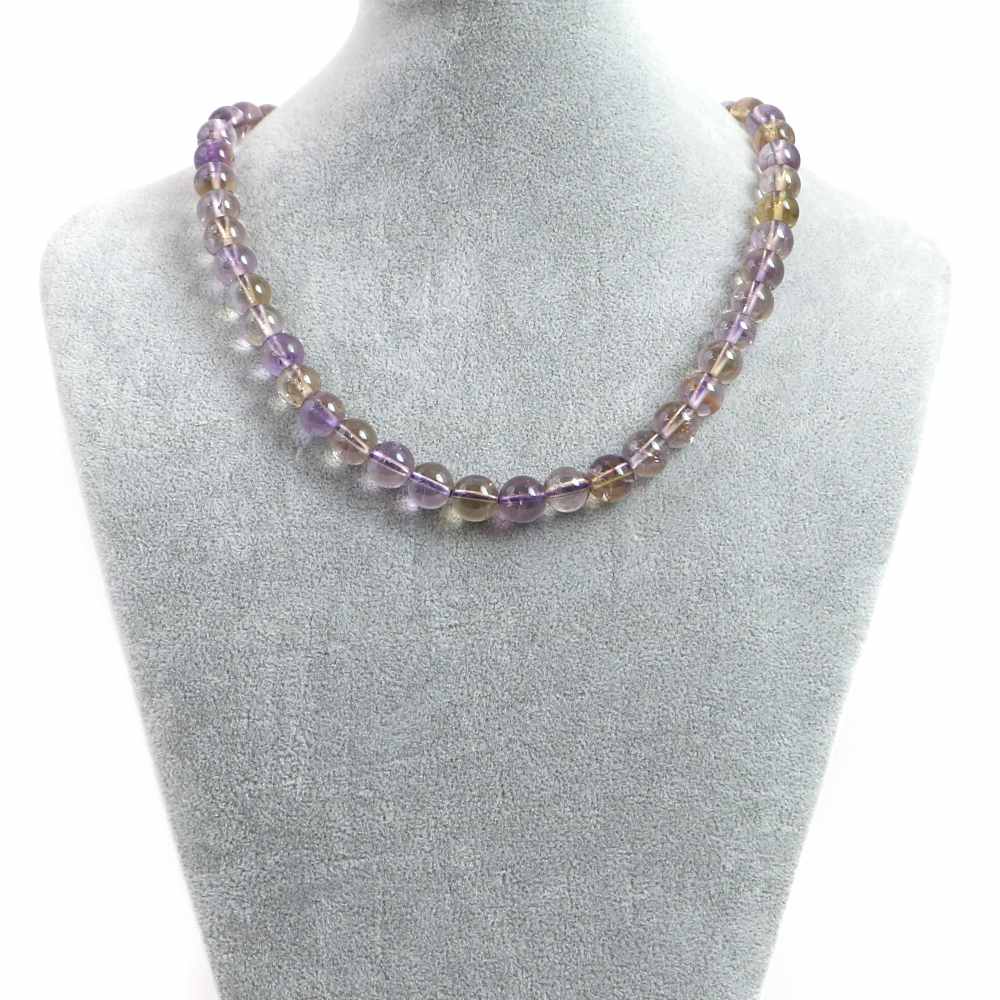 【ビーズサイズ】10mm 【形】丸玉 【全長】約45・50・55cm（ビーズ部分の長さ） ※ビーズサイズは0.5mm前後の誤差がある場合がございます 【マグネットサイズ】8mm ※カニカンへ変更ご希望の場合はセレクトボックスより「カニカンに変更する」をお選びください カニカンの色はマグネットカラーで選択されたものでご指定いただけます カニカンのサイズは約12mmのものとなります 【商品説明】 シンプルな天然石ビーズネックレスになります 長さは（約）45、50、55cmの3サイズよりお選びいただけます 留め具はステンレス製のマグネットタイプを使用しておりますので脱着がとても簡単です シルバーとゴールドの2色からお選びいただけます アメジスト（紫水晶）とシトリン（黄水晶）が混ざりあったバイカラーの水晶で 和名で「紫黄水晶」（しおうすいしょう）と呼びます 主な産地はボリビア、スリランカ、マダガスカル産などとなりますが アメジストが過熱することによって黄色く変色し、シトリンとなりますが アメトリンはその途中工程の中で止まった状態のものになり パープルとイエローがきれいに交わった奇跡の水晶といえるでしょう アクセサリーとして流通しているアメトリンのほとんどは人工的に加熱処理されたものとなりますが アメトリンはアクセサリーとして使用される天然石でもとりわけ目を引くものの一つといえます ※商品ページ画像最後の2枚は当店取り扱いのビーズとなります ご注文後当店作成担当スタッフがビーズよりネックレス加工させていただきます （不良品以外の返品交換はお受けできませんので予めご了承の程お願いいたします） 【パワーストーン】 アメジストとシトリンの二面性を持つパワーストーンといわれます アメジストの「癒し」と、シトリンの「目標達成」に向けたパワーの両面を秘めたパワーストーンとなります 【配送につきまして】 ●メール便：送料250円（お買い物合計金額3,000円以上で1通分送料無料） ・ヤマト運輸ネコポスでのお届けとなります ・宅配便同様のお届け日数（翌日〜3日程度での配達）＊一部地域を除く ・ご自宅のポストへのお届けとなります（ご登録のお名前がポストへ記載があることをご確認お願い致します） ・大きさ（上限A4サイズ）：縦31.2cm、横22.8cm、厚さ2.5cm、重さ1kg以内 ※後払い（商品到着後コンビニなどでのお支払い）はご利用頂けます ※代引き決済はできません ※配送日時指定不可 ※発送後の住所変更はできませんので予めご注意ください ※商品紛失などの補償は基本的にございません ●宅配便：送料は配達地域によって異なります（お買い物合計金額3,980円以上で送料無料） ・佐川急便でのお届けとなります ・ドライバーによる手渡しでのお届け ・代引き決済はドライバーへ代金のお支払が可能となります （代引き手数料330円） ・配送日時指定可能 ※初回お届けより1週間以上お受け取りになられない場合は持ち戻りとなり返送となります 返送による送料は運送会社の定価送料を実費ご負担いただくことになりますので 予めご注意くださいますようお願い申し上げます ※当店の判断で日本郵便（レターパック）で発送させていただく場合もございます 予めご了承のほどお願い申し上げます　