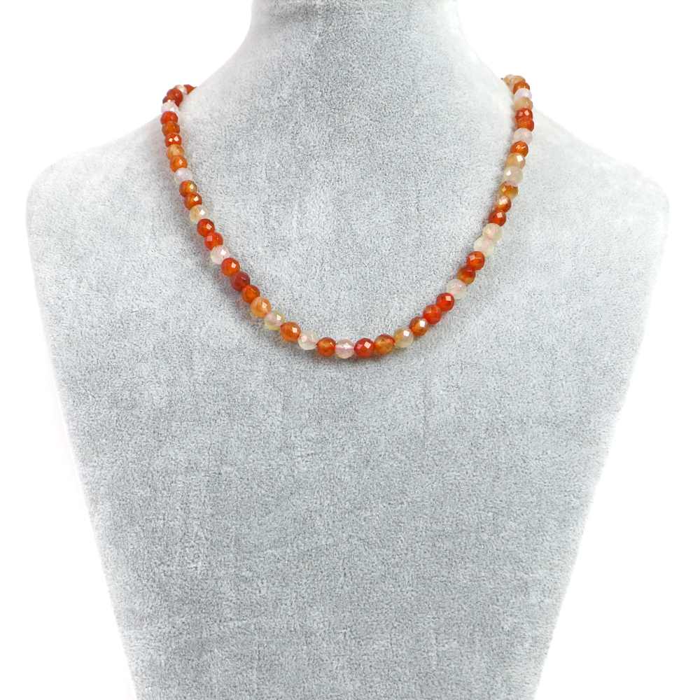 【ビーズサイズ】6mm 【形】カット 【全長】約45・50・55cm（ビーズ部分の長さ） ※ビーズサイズは0.5mm前後の誤差がある場合がございます 【マグネットサイズ】6mm ※ネックレスのサイズや磁気の強度のバランス、または在庫の都合などにより8mmに変更させていただく場合がございます ※カニカンへ変更ご希望の場合はセレクトボックスより「カニカンに変更する」をお選びください カニカンの色はマグネットカラーで選択されたものでご指定いただけます カニカンのサイズは約12mmのものとなります 【商品説明】 シンプルな天然石ビーズネックレスになります 長さは（約）45、50、55cmの3サイズよりお選びいただけます 留め具はステンレス製のマグネットタイプを使用しておりますので脱着がとても簡単です シルバーとゴールドの2色からお選びいただけます カーネリアンはカルセドニーの一種で赤味のあるものをいいます 和名では玉髄(ぎょくずい)といいます ミルキー調のオレンジ系からうっすらと透き通ったオレンジやレッドカラーのカーネリアンは甘い果実を連想させてくれる色調となっております 価格も安く、色合いも様々で愛らしく、カジュアルな天然石アクセサリーに適した天然石といえます カーネリアンは古代よりお守りや装飾品として使用されてきたといわれています 主産地は主にブラジル、ウルグアイ、インド、インドネシア、アメリカとなっております ※商品ページ画像最後の2枚は当店取り扱いのビーズとなります ご注文後当店作成担当スタッフがビーズよりネックレス加工させていただきます （不良品以外の返品交換はお受けできませんので予めご了承の程お願いいたします） 【パワーストーン】 カーネリアンは古代より世界中の人々の間で使用され 古代エジプトでは「幸運を呼ぶ石」として身につけられていたといいます また戦士が戦場へ行く際に身につけていたことから 「勇気と勝利」としての護身石としてもパワーを発揮してくれる天然石といわれます 【配送につきまして】 ●メール便：送料250円（お買い物合計金額3,000円以上で1通分送料無料） ・ヤマト運輸ネコポスでのお届けとなります ・宅配便同様のお届け日数（翌日〜3日程度での配達）＊一部地域を除く ・ご自宅のポストへのお届けとなります（ご登録のお名前がポストへ記載があることをご確認お願い致します） ・大きさ（上限A4サイズ）：縦31.2cm、横22.8cm、厚さ2.5cm、重さ1kg以内 ※後払い（商品到着後コンビニなどでのお支払い）はご利用頂けます ※代引き決済はできません ※配送日時指定不可 ※発送後の住所変更はできませんので予めご注意ください ※商品紛失などの補償は基本的にございません ●宅配便：送料は配達地域によって異なります（お買い物合計金額3,980円以上で送料無料） ・佐川急便でのお届けとなります ・ドライバーによる手渡しでのお届け ・代引き決済はドライバーへ代金のお支払が可能となります （代引き手数料330円） ・配送日時指定可能 ※初回お届けより1週間以上お受け取りになられない場合は持ち戻りとなり返送となります 返送による送料は運送会社の定価送料を実費ご負担いただくことになりますので 予めご注意くださいますようお願い申し上げます ※当店の判断で日本郵便（レターパック）で発送させていただく場合もございます 予めご了承のほどお願い申し上げます　