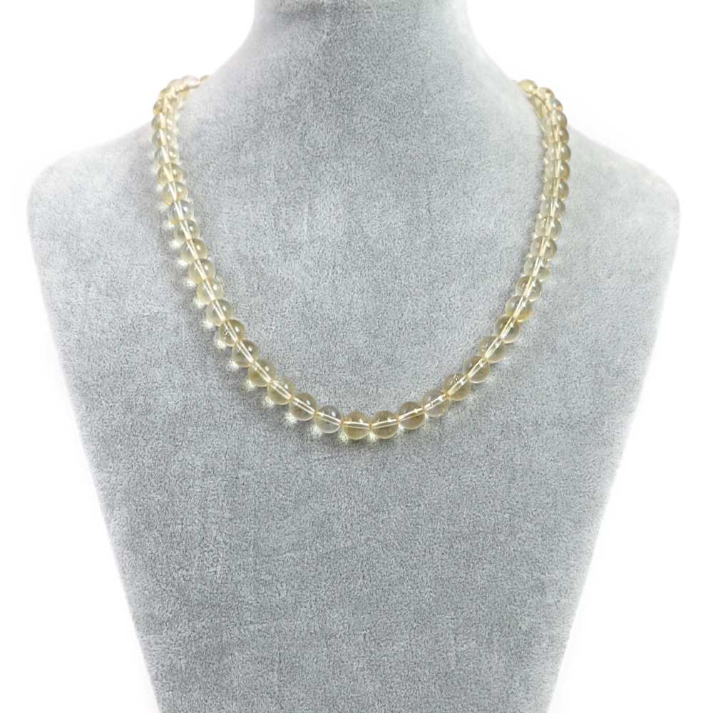 【ビーズサイズ】8mm 【形】丸玉 【全長】約45・50・55cm（ビーズ部分の長さ） ※ビーズサイズは0.5mm前後の誤差がある場合がございます 【マグネットサイズ】8mm ※カニカンへ変更ご希望の場合はセレクトボックスより「カニカンに変更する」をお選びください カニカンの色はマグネットカラーで選択されたものでご指定いただけます カニカンのサイズは約12mmのものとなります 【商品説明】 シンプルな天然石ビーズネックレスになります 長さは（約）45、50、55cmの3サイズよりお選びいただけます 留め具はステンレス製のマグネットタイプを使用しておりますので脱着がとても簡単です シルバーとゴールドの2色からお選びいただけます シトリンは天然石の中でも人気も高く、黄金色でついつい目が引き込まれる天然石です 和名では「黄水晶」といわれています 主な産地はブラジル、チリ、スペイン産などとなります 長い年月をかけ地中深くアメジストが熱変動で変色したものとなります その途中工程のものがアメジストとシトリンの交わったアメトリンということです 現在流通していますシトリン、アメトリンは真の天然色というものはほとんどなく 人工的にアメジストを加熱処理したものが主となります しかし生成される原理は全く同様で、透明度の高いシトリンはジュエリーとして大変高価なものとなります 万国共通で人間はゴールドに魅了されてしまうのでしょう ※商品ページ画像最後の2枚は当店取り扱いのビーズとなります ご注文後当店作成担当スタッフがビーズよりネックレス加工させていただきます （不良品以外の返品交換はお受けできませんので予めご了承の程お願いいたします） 【パワーストーン】 11月の誕生石でもあるシトリンは黄金色の色合いからもわかるように「繁栄」「成功」「富」「幸福」「希望」を意味するパワーストーンとなります 商売繁盛、金運アップのお守りとしておすすめの天然石となります また太陽を象徴するパワーストーンともいわれ、内からみなぎる活力をもたらし人間関係を良い方向へと推し進めてくれるパワーストーンともいわれています 【配送につきまして】 ●メール便：送料250円（お買い物合計金額3,000円以上で1通分送料無料） ・ヤマト運輸ネコポスでのお届けとなります ・宅配便同様のお届け日数（翌日〜3日程度での配達）＊一部地域を除く ・ご自宅のポストへのお届けとなります（ご登録のお名前がポストへ記載があることをご確認お願い致します） ・大きさ（上限A4サイズ）：縦31.2cm、横22.8cm、厚さ2.5cm、重さ1kg以内 ※後払い（商品到着後コンビニなどでのお支払い）はご利用頂けます ※代引き決済はできません ※配送日時指定不可 ※発送後の住所変更はできませんので予めご注意ください ※商品紛失などの補償は基本的にございません ●宅配便：送料は配達地域によって異なります（お買い物合計金額3,980円以上で送料無料） ・佐川急便でのお届けとなります ・ドライバーによる手渡しでのお届け ・代引き決済はドライバーへ代金のお支払が可能となります （代引き手数料330円） ・配送日時指定可能 ※初回お届けより1週間以上お受け取りになられない場合は持ち戻りとなり返送となります 返送による送料は運送会社の定価送料を実費ご負担いただくことになりますので 予めご注意くださいますようお願い申し上げます ※当店の判断で日本郵便（レターパック）で発送させていただく場合もございます 予めご了承のほどお願い申し上げます　