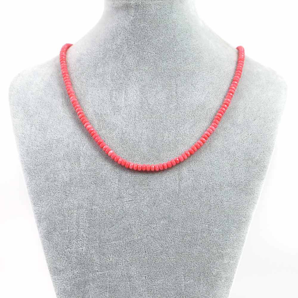 【ビーズサイズ】3×4mm 【形】ボタンカット 【全長】約45・50・55cm（ビーズ部分の長さ） ※ビーズサイズは0.5mm前後の誤差がある場合がございます 【マグネットサイズ】6mm ※ネックレスのサイズや磁気の強度のバランス、または在庫の都合などにより8mmに変更させていただく場合がございます ※カニカンへ変更ご希望の場合はセレクトボックスより「カニカンに変更する」をお選びください カニカンの色はマグネットカラーで選択されたものでご指定いただけます カニカンのサイズは約12mmのものとなります 【商品説明】 シンプルな天然石ビーズネックレスになります 長さは（約）45、50、55cmの3サイズよりお選びいただけます 留め具はステンレス製のマグネットタイプを使用しておりますので脱着がとても簡単です シルバーとゴールドの2色からお選びいただけます コーラル、サンゴ、珊瑚は天然石ではありませんが「海の宝石」として取り扱われます 宝石品として扱われている珊瑚は「珊瑚虫（さんごちゅう）」と呼ばれる生物となります いくつかの珊瑚虫が集合体になることで、珊瑚の形が形成されていきます 珊瑚は貝殻と同じ炭酸カルシウムでできており この炭酸カルシウムの結晶構造には主に「アラゴナイト」「カルサイト」の2種類があり カルサイトでできた硬い骨格を作るものだけが「宝石珊瑚」になるといわれております 産地は中国、台湾、日本などが主な原産地となっております 天然の赤珊瑚は大変希少性も高く高価ですが 天然石アクセサリー市場で流通するコーラルはカラー処理を施したリーズナブルなものとなります もちろん色止めは行っておりますが、白物の衣類には湿気とともに色移りすることもありますのでご注意ください また表面に黒いクボミや線などがございますが、こちらは天然珊瑚の特徴となります 予めご了承のほどお願い申し上げます ※商品ページ画像最後の2枚は当店取り扱いのビーズとなります ご注文後当店作成担当スタッフがビーズよりネックレス加工させていただきます （不良品以外の返品交換はお受けできませんので予めご了承の程お願いいたします） 【パワーストーン】 3月の誕生石コーラル（サンゴ）は海のパワーが宿るといわれ、ヨーロッパでは「子供を守るお守り」として インドでは「厄除け・魔除けのお守り」として そして世界中で海を安全に渡れるように願う「航海のお守り」として 古くから人々の間で大切に身に付けられていたと伝えられています 【配送につきまして】 ●メール便：送料250円（お買い物合計金額3,000円以上で1通分送料無料） ・ヤマト運輸ネコポスでのお届けとなります ・宅配便同様のお届け日数（翌日〜3日程度での配達）＊一部地域を除く ・ご自宅のポストへのお届けとなります（ご登録のお名前がポストへ記載があることをご確認お願い致します） ・大きさ（上限A4サイズ）：縦31.2cm、横22.8cm、厚さ2.5cm、重さ1kg以内 ※後払い（商品到着後コンビニなどでのお支払い）はご利用頂けます ※代引き決済はできません ※配送日時指定不可 ※発送後の住所変更はできませんので予めご注意ください ※商品紛失などの補償は基本的にございません ●宅配便：送料は配達地域によって異なります（お買い物合計金額3,980円以上で送料無料） ・佐川急便でのお届けとなります ・ドライバーによる手渡しでのお届け ・代引き決済はドライバーへ代金のお支払が可能となります （代引き手数料330円） ・配送日時指定可能 ※初回お届けより1週間以上お受け取りになられない場合は持ち戻りとなり返送となります 返送による送料は運送会社の定価送料を実費ご負担いただくことになりますので 予めご注意くださいますようお願い申し上げます ※当店の判断で日本郵便（レターパック）で発送させていただく場合もございます 予めご了承のほどお願い申し上げます　