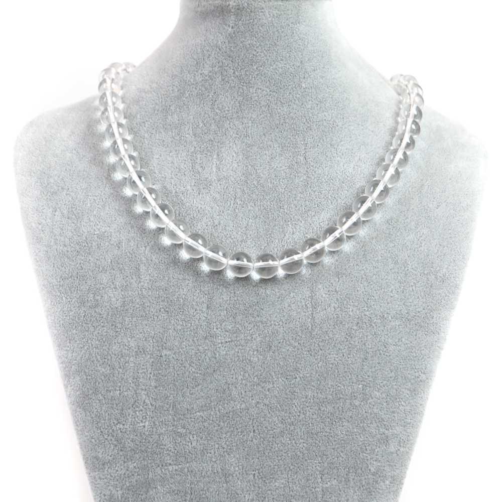 【ビーズサイズ】10mm 【形】丸玉 【全長】約45・50・55cm（ビーズ部分の長さ） ※ビーズサイズは0.5mm前後の誤差がある場合がございます 【マグネットサイズ】8mm ※カニカンへ変更ご希望の場合はセレクトボックスより「カニカンに変更する」をお選びください カニカンの色はマグネットカラーで選択されたものでご指定いただけます カニカンのサイズは約12mmのものとなります 【商品説明】 シンプルな天然石ビーズネックレスになります 長さは（約）45、50、55cmの3サイズよりお選びいただけます 留め具はステンレス製のマグネットタイプを使用しておりますので脱着がとても簡単です シルバーとゴールドの2色からお選びいただけます 水晶は和名は石英（Quartz、クォーツ）のグループで六角柱の透明度のある結晶のことをいいます 水晶の中には内包物、クラック、変色などもみられます 水晶は様々な成分を含有することで色も変わり、アメジスト、シトリン、スモーキークォーツ、ローズクォーツ、ミルキークォーツなどにもなります また異なる鉱物をきれいに取り込むこともありルチルクォーツ、パイライトインクォーツ、水入り水晶などもあります 水晶の呼び方は様々で、石英（せきえい）・クォーツ・クリスタル・古くは玻璃（はり）と呼ばれて珍重されたといわれます 水晶は英名で「Crystalクリスタル」といいます 語源はギリシャ語で「krystalos（クリスタロス）」氷の意味から由来されているといわれています 水晶の産地国は多くブラジル、中国、アメリカ、マダガスカル、オーストラリア、カナダ、インド、日本など様々な地域で産出されております 水晶の歴史は古く、古来より世界各地で装飾品・祈祷・儀式・病気の治療などにも使用されたといわれています 現代においても水晶はお守りやお数珠、アクセサリーなどに使用されております また「クォーツ時計」といわれているように時計の大事な部品としても利用されております 水晶は電気を流すと正確な振動を起こすことから振り子の役割をします 日本の時計メーカーのセイコーが初めて腕時計に取り入れたとされております 水晶と人間は遥か昔から密接な関係にあり、これからも共存していく天然石といえるでしょう 諸説ありますが一般的に流通している水晶ビーズは人工水晶といわれております 本水晶としてクラックや内包物など残したままのものも存在します 水晶を結晶化した産物に生産する技術は革新的に進んでおります 水晶クラスターや水晶ポイントにしても同様でびっくりするほどです 水晶のかけらであるラスカや水晶の核となる種水晶を用いてアルカリ溶液に入れ高圧で生成されるといわれます すると6か月程度で天然水晶と同じかそれ以上のクオリティーの水晶となります 人間の知恵と技術が生み出した水晶は近未来の水晶ともいえるでしょう ※商品ページ画像最後の2枚は当店取り扱いのビーズとなります ご注文後当店作成担当スタッフがビーズよりネックレス加工させていただきます （不良品以外の返品交換はお受けできませんので予めご了承の程お願いいたします） 【パワーストーン】 4月の誕生石水晶は悪運を退け、あらゆる力が宿る石として全体運を向上させる万能的なパワーストーンといわれます 【配送につきまして】 ●メール便：送料250円（お買い物合計金額3,000円以上で1通分送料無料） ・ヤマト運輸ネコポスでのお届けとなります ・宅配便同様のお届け日数（翌日〜3日程度での配達）＊一部地域を除く ・ご自宅のポストへのお届けとなります（ご登録のお名前がポストへ記載があることをご確認お願い致します） ・大きさ（上限A4サイズ）：縦31.2cm、横22.8cm、厚さ2.5cm、重さ1kg以内 ※後払い（商品到着後コンビニなどでのお支払い）はご利用頂けます ※代引き決済はできません ※配送日時指定不可 ※発送後の住所変更はできませんので予めご注意ください ※商品紛失などの補償は基本的にございません ●宅配便：送料は配達地域によって異なります（お買い物合計金額3,980円以上で送料無料） ・佐川急便でのお届けとなります ・ドライバーによる手渡しでのお届け ・代引き決済はドライバーへ代金のお支払が可能となります （代引き手数料330円） ・配送日時指定可能 ※初回お届けより1週間以上お受け取りになられない場合は持ち戻りとなり返送となります 返送による送料は運送会社の定価送料を実費ご負担いただくことになりますので 予めご注意くださいますようお願い申し上げます ※当店の判断で日本郵便（レターパック）で発送させていただく場合もございます 予めご了承のほどお願い申し上げます　