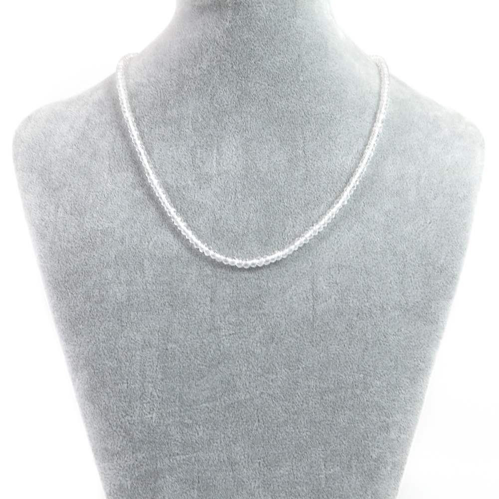 【ビーズサイズ】3×4mm 【形】ボタンカット 【全長】約45・50・55cm（ビーズ部分の長さ） ※ビーズサイズは0.5mm前後の誤差がある場合がございます 【マグネットサイズ】6mm ※ネックレスのサイズや磁気の強度のバランス、または在庫の都合などにより8mmに変更させていただく場合がございます ※カニカンへ変更ご希望の場合はセレクトボックスより「カニカンに変更する」をお選びください カニカンの色はマグネットカラーで選択されたものでご指定いただけます カニカンのサイズは約12mmのものとなります 【商品説明】 シンプルな天然石ビーズネックレスになります 長さは（約）45、50、55cmの3サイズよりお選びいただけます 留め具はステンレス製のマグネットタイプを使用しておりますので脱着がとても簡単です シルバーとゴールドの2色からお選びいただけます 水晶は和名は石英（Quartz、クォーツ）のグループで六角柱の透明度のある結晶のことをいいます 水晶の中には内包物、クラック、変色などもみられます 水晶は様々な成分を含有することで色も変わり、アメジスト、シトリン、スモーキークォーツ、ローズクォーツ、ミルキークォーツなどにもなります また異なる鉱物をきれいに取り込むこともありルチルクォーツ、パイライトインクォーツ、水入り水晶などもあります 水晶の呼び方は様々で、石英（せきえい）・クォーツ・クリスタル・古くは玻璃（はり）と呼ばれて珍重されたといわれます 水晶は英名で「Crystalクリスタル」といいます 語源はギリシャ語で「krystalos（クリスタロス）」氷の意味から由来されているといわれています 水晶の産地国は多くブラジル、中国、アメリカ、マダガスカル、オーストラリア、カナダ、インド、日本など様々な地域で産出されております 水晶の歴史は古く、古来より世界各地で装飾品・祈祷・儀式・病気の治療などにも使用されたといわれています 現代においても水晶はお守りやお数珠、アクセサリーなどに使用されております また「クォーツ時計」といわれているように時計の大事な部品としても利用されております 水晶は電気を流すと正確な振動を起こすことから振り子の役割をします 日本の時計メーカーのセイコーが初めて腕時計に取り入れたとされております 水晶と人間は遥か昔から密接な関係にあり、これからも共存していく天然石といえるでしょう 諸説ありますが一般的に流通している水晶ビーズは人工水晶といわれております 本水晶としてクラックや内包物など残したままのものも存在します 水晶を結晶化した産物に生産する技術は革新的に進んでおります 水晶クラスターや水晶ポイントにしても同様でびっくりするほどです 水晶のかけらであるラスカや水晶の核となる種水晶を用いてアルカリ溶液に入れ高圧で生成されるといわれます すると6か月程度で天然水晶と同じかそれ以上のクオリティーの水晶となります 人間の知恵と技術が生み出した水晶は近未来の水晶ともいえるでしょう ※商品ページ画像最後の2枚は当店取り扱いのビーズとなります ご注文後当店作成担当スタッフがビーズよりネックレス加工させていただきます （不良品以外の返品交換はお受けできませんので予めご了承の程お願いいたします） 【パワーストーン】 4月の誕生石水晶は悪運を退け、あらゆる力が宿る石として全体運を向上させる万能的なパワーストーンといわれます 【配送につきまして】 ●メール便：送料250円（お買い物合計金額3,000円以上で1通分送料無料） ・ヤマト運輸ネコポスでのお届けとなります ・宅配便同様のお届け日数（翌日〜3日程度での配達）＊一部地域を除く ・ご自宅のポストへのお届けとなります（ご登録のお名前がポストへ記載があることをご確認お願い致します） ・大きさ（上限A4サイズ）：縦31.2cm、横22.8cm、厚さ2.5cm、重さ1kg以内 ※後払い（商品到着後コンビニなどでのお支払い）はご利用頂けます ※代引き決済はできません ※配送日時指定不可 ※発送後の住所変更はできませんので予めご注意ください ※商品紛失などの補償は基本的にございません ●宅配便：送料は配達地域によって異なります（お買い物合計金額3,980円以上で送料無料） ・佐川急便でのお届けとなります ・ドライバーによる手渡しでのお届け ・代引き決済はドライバーへ代金のお支払が可能となります （代引き手数料330円） ・配送日時指定可能 ※初回お届けより1週間以上お受け取りになられない場合は持ち戻りとなり返送となります 返送による送料は運送会社の定価送料を実費ご負担いただくことになりますので 予めご注意くださいますようお願い申し上げます ※当店の判断で日本郵便（レターパック）で発送させていただく場合もございます 予めご了承のほどお願い申し上げます　