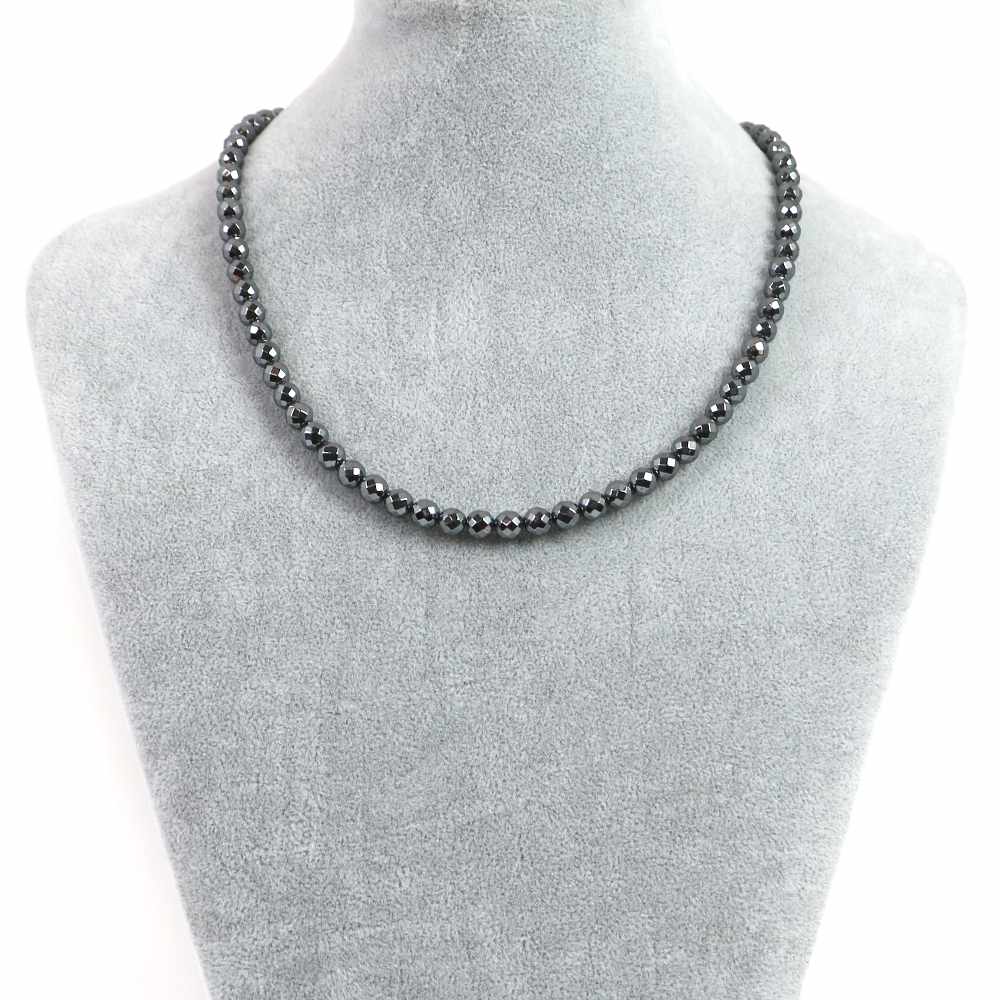 【ビーズサイズ】6mm 【形】カット 【全長】約45・50・55cm（ビーズ部分の長さ） ※ビーズサイズは0.5mm前後の誤差がある場合がございます 【マグネットサイズ】6mm ※ネックレスのサイズや磁気の強度のバランス、または在庫の都合などにより8mmに変更させていただく場合がございます ※カニカンへ変更ご希望の場合はセレクトボックスより「カニカンに変更する」をお選びください カニカンの色はマグネットカラーで選択されたものでご指定いただけます カニカンのサイズは約12mmのものとなります 【商品説明】 シンプルな天然石ビーズネックレスになります 長さは（約）45、50、55cmの3サイズよりお選びいただけます 留め具はステンレス製のマグネットタイプを使用しておりますので脱着がとても簡単です シルバーとゴールドの2色からお選びいただけます ヘマタイトは鉄の酸化鉱物でガンメタリック調の色合いの天然石となります 和名では赤鉄鉱（せきてっこう）といわれております ヘマタイトの語源は、ギリシャ語の「heima(血)」が由来で、血の石といわれております 天然ヘマタイトの主な産出国はアメリカ、ブラジルなどになります しかし流通しておりますヘマタイトで天然産出鉱物のものは稀で、本品も人工石のヘマタイトとなります ヘマタイトはアクセサリービーズとして大変コストパフォーマンスもよく 金属メッキとも相性がよく、シルバー、ゴールドなどカラーバリエーション広げてきました いろいろな形にも加工されモチーフも様々なものがあります また磁気を帯びたマグネットタイプもありマグネットブレスレットなども多く流通しております ※商品ページ画像最後の2枚は当店取り扱いのビーズとなります ご注文後当店作成担当スタッフがビーズよりネックレス加工させていただきます （不良品以外の返品交換はお受けできませんので予めご了承の程お願いいたします） 【パワーストーン】 ヘマタイトは鉄が酸化した鉱物で粉末にすると赤くなることから「血」とつながりが強く生命力が宿るパワーストーンとされています 古代ローマでは兵士が護符として身に着けて戦場に赴いたといわれています ヘマタイトは危険から身を守ってくれる「身代わり石」と呼ばれ、災いからのお守りとしてよいといわれています また「勝利へ導く石」といわれ積極的に行動することで目標達成へと導いてくれるといわれています 【配送につきまして】 ●メール便：送料250円（お買い物合計金額3,000円以上で1通分送料無料） ・ヤマト運輸ネコポスでのお届けとなります ・宅配便同様のお届け日数（翌日〜3日程度での配達）＊一部地域を除く ・ご自宅のポストへのお届けとなります（ご登録のお名前がポストへ記載があることをご確認お願い致します） ・大きさ（上限A4サイズ）：縦31.2cm、横22.8cm、厚さ2.5cm、重さ1kg以内 ※後払い（商品到着後コンビニなどでのお支払い）はご利用頂けます ※代引き決済はできません ※配送日時指定不可 ※発送後の住所変更はできませんので予めご注意ください ※商品紛失などの補償は基本的にございません ●宅配便：送料は配達地域によって異なります（お買い物合計金額3,980円以上で送料無料） ・佐川急便でのお届けとなります ・ドライバーによる手渡しでのお届け ・代引き決済はドライバーへ代金のお支払が可能となります （代引き手数料330円） ・配送日時指定可能 ※初回お届けより1週間以上お受け取りになられない場合は持ち戻りとなり返送となります 返送による送料は運送会社の定価送料を実費ご負担いただくことになりますので 予めご注意くださいますようお願い申し上げます ※当店の判断で日本郵便（レターパック）で発送させていただく場合もございます 予めご了承のほどお願い申し上げます　