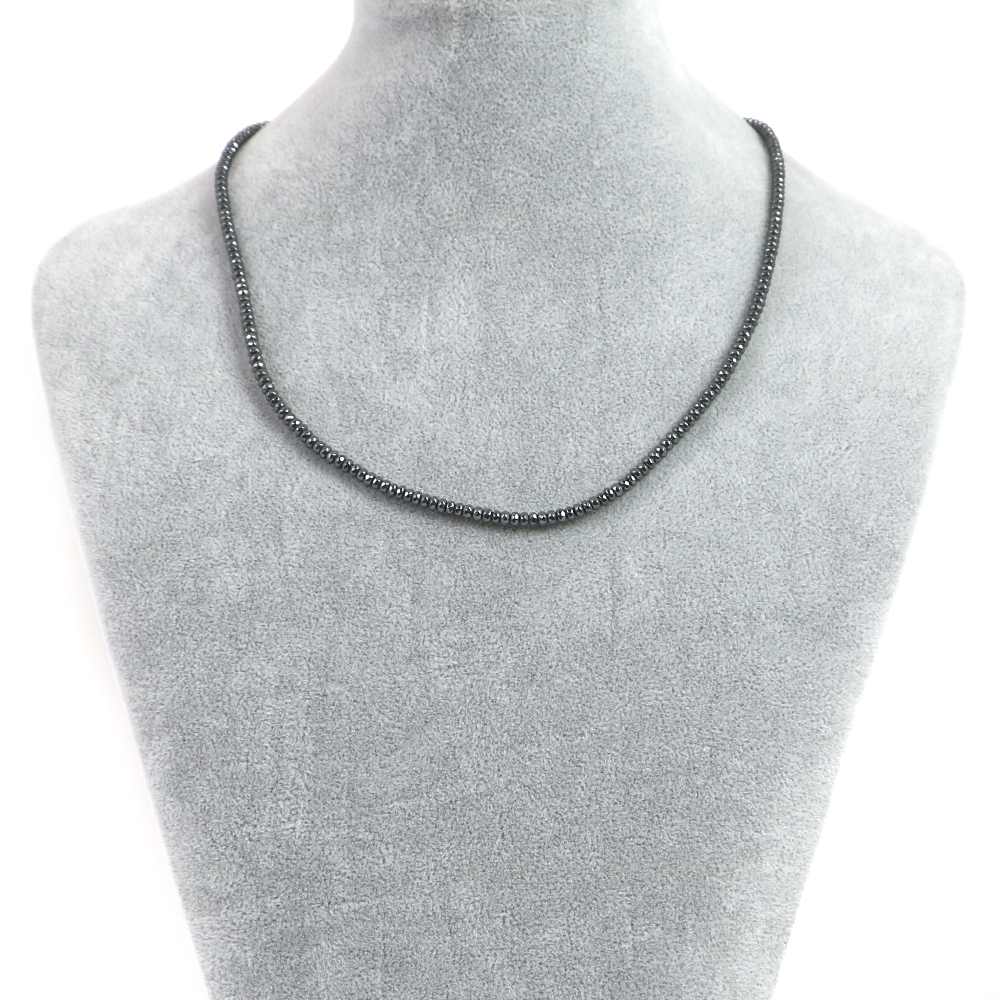 【ビーズサイズ】2×3mm 【形】ボタンカット 【全長】約45・50・55cm（ビーズ部分の長さ） ※ビーズサイズは0.5mm前後の誤差がある場合がございます 【マグネットサイズ】6mm ※ネックレスのサイズや磁気の強度のバランス、または在庫の都合などにより8mmに変更させていただく場合がございます ※カニカンへ変更ご希望の場合はセレクトボックスより「カニカンに変更する」をお選びください カニカンの色はマグネットカラーで選択されたものでご指定いただけます カニカンのサイズは約12mmのものとなります 【商品説明】 シンプルな天然石ビーズネックレスになります 長さは（約）45、50、55cmの3サイズよりお選びいただけます 留め具はステンレス製のマグネットタイプを使用しておりますので脱着がとても簡単です シルバーとゴールドの2色からお選びいただけます ヘマタイトは鉄の酸化鉱物でガンメタリック調の色合いの天然石となります 和名では赤鉄鉱（せきてっこう）といわれております ヘマタイトの語源は、ギリシャ語の「heima(血)」が由来で、血の石といわれております 天然ヘマタイトの主な産出国はアメリカ、ブラジルなどになります しかし流通しておりますヘマタイトで天然産出鉱物のものは稀で、本品も人工石のヘマタイトとなります ヘマタイトはアクセサリービーズとして大変コストパフォーマンスもよく 金属メッキとも相性がよく、シルバー、ゴールドなどカラーバリエーション広げてきました いろいろな形にも加工されモチーフも様々なものがあります また磁気を帯びたマグネットタイプもありマグネットブレスレットなども多く流通しております ※商品ページ画像最後の2枚は当店取り扱いのビーズとなります ご注文後当店作成担当スタッフがビーズよりネックレス加工させていただきます （不良品以外の返品交換はお受けできませんので予めご了承の程お願いいたします） 【パワーストーン】 ヘマタイトは鉄が酸化した鉱物で粉末にすると赤くなることから「血」とつながりが強く生命力が宿るパワーストーンとされています 古代ローマでは兵士が護符として身に着けて戦場に赴いたといわれています ヘマタイトは危険から身を守ってくれる「身代わり石」と呼ばれ、災いからのお守りとしてよいといわれています また「勝利へ導く石」といわれ積極的に行動することで目標達成へと導いてくれるといわれています 【配送につきまして】 ●メール便：送料250円（お買い物合計金額3,000円以上で1通分送料無料） ・ヤマト運輸ネコポスでのお届けとなります ・宅配便同様のお届け日数（翌日〜3日程度での配達）＊一部地域を除く ・ご自宅のポストへのお届けとなります（ご登録のお名前がポストへ記載があることをご確認お願い致します） ・大きさ（上限A4サイズ）：縦31.2cm、横22.8cm、厚さ2.5cm、重さ1kg以内 ※後払い（商品到着後コンビニなどでのお支払い）はご利用頂けます ※代引き決済はできません ※配送日時指定不可 ※発送後の住所変更はできませんので予めご注意ください ※商品紛失などの補償は基本的にございません ●宅配便：送料は配達地域によって異なります（お買い物合計金額3,980円以上で送料無料） ・佐川急便でのお届けとなります ・ドライバーによる手渡しでのお届け ・代引き決済はドライバーへ代金のお支払が可能となります （代引き手数料330円） ・配送日時指定可能 ※初回お届けより1週間以上お受け取りになられない場合は持ち戻りとなり返送となります 返送による送料は運送会社の定価送料を実費ご負担いただくことになりますので 予めご注意くださいますようお願い申し上げます ※当店の判断で日本郵便（レターパック）で発送させていただく場合もございます 予めご了承のほどお願い申し上げます　