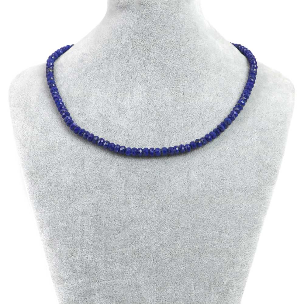 【ビーズサイズ】4×6mm 【形】ボタンカット 【全長】約45・50・55cm（ビーズ部分の長さ） ※ビーズサイズは0.5mm前後の誤差がある場合がございます 【マグネットサイズ】6mm ※ネックレスのサイズや磁気の強度のバランス、または在庫の都合などにより8mmに変更させていただく場合がございます ※カニカンへ変更ご希望の場合はセレクトボックスより「カニカンに変更する」をお選びください カニカンの色はマグネットカラーで選択されたものでご指定いただけます カニカンのサイズは約12mmのものとなります 【商品説明】 シンプルな天然石ビーズネックレスになります 長さは（約）45、50、55cmの3サイズよりお選びいただけます 留め具はステンレス製のマグネットタイプを使用しておりますので脱着がとても簡単です シルバーとゴールドの2色からお選びいただけます ラピスラズリは青い天然石の代表名詞ともいえる天然石ではないでしょうか 青色は明るめのものから濃いめの濃紺まで様々で真鍮色の斑点（パイライト）、白っぽい筋状の線模様（カルサイト）が存在場合もあります 和名では青金石（せいきんせき）、こちらは青い部分の主要成分から引用されております 青金石はLazurite（ラズライト）といいます ラピスラズリは鉱物的には鉱物の集合体の天然石で方ソーダ（ソーダライト）グループの天然石となります 主な鉱物成分はラズライト、ソーダライト、アウイン、ノゼアンとなり 副成分としてパイライト、カルサイトが含まれます 主な産地国はアフガニスタン、チリ、ロシア、タジキスタン、カナダなどになります ラピスラズリの歴史は古く新石器時代からアフガニスタンで採掘され、世界各地に輸出されたといわれています 装飾品としては紀元前4千年紀のメソポタミア文明北部の入植地などでもビーズが発見されています 古代エジプトではファラオ、王族、神官などの祭司階級しかこの石をつけられない時代もあったとわれ 歴代のファラオに尊ばれ、黄金に匹敵するほどの価値を与えられることもあったともいわれております ラピスラズリは歴代の名作絵画の顔料としても使用されてきました 「フェルメール・ブルー」と呼ばれる、その画家ヨハネス・フェルメールの名を冠した青い顔料は「ウルトラマリン」というラピスラズリを原料とする色となります 歴史からもわかるようにラピスラズリは私たち現代人が想像するより遥か昔から装飾品など高貴なもの一部として使用されてきたジェムストーンとなります ※商品ページ画像最後の2枚は当店取り扱いのビーズとなります ご注文後当店作成担当スタッフがビーズよりネックレス加工させていただきます （不良品以外の返品交換はお受けできませんので予めご了承の程お願いいたします） 【パワーストーン】 9月の誕生石ラピスラズリは古来より「聖なる石」として知力・災難のお守りとして身に付けると良いといわれてきたパワーストーンとなります 【配送につきまして】 ●メール便：送料250円（お買い物合計金額3,000円以上で1通分送料無料） ・ヤマト運輸ネコポスでのお届けとなります ・宅配便同様のお届け日数（翌日〜3日程度での配達）＊一部地域を除く ・ご自宅のポストへのお届けとなります（ご登録のお名前がポストへ記載があることをご確認お願い致します） ・大きさ（上限A4サイズ）：縦31.2cm、横22.8cm、厚さ2.5cm、重さ1kg以内 ※後払い（商品到着後コンビニなどでのお支払い）はご利用頂けます ※代引き決済はできません ※配送日時指定不可 ※発送後の住所変更はできませんので予めご注意ください ※商品紛失などの補償は基本的にございません ●宅配便：送料は配達地域によって異なります（お買い物合計金額3,980円以上で送料無料） ・佐川急便でのお届けとなります ・ドライバーによる手渡しでのお届け ・代引き決済はドライバーへ代金のお支払が可能となります （代引き手数料330円） ・配送日時指定可能 ※初回お届けより1週間以上お受け取りになられない場合は持ち戻りとなり返送となります 返送による送料は運送会社の定価送料を実費ご負担いただくことになりますので 予めご注意くださいますようお願い申し上げます ※当店の判断で日本郵便（レターパック）で発送させていただく場合もございます 予めご了承のほどお願い申し上げます　