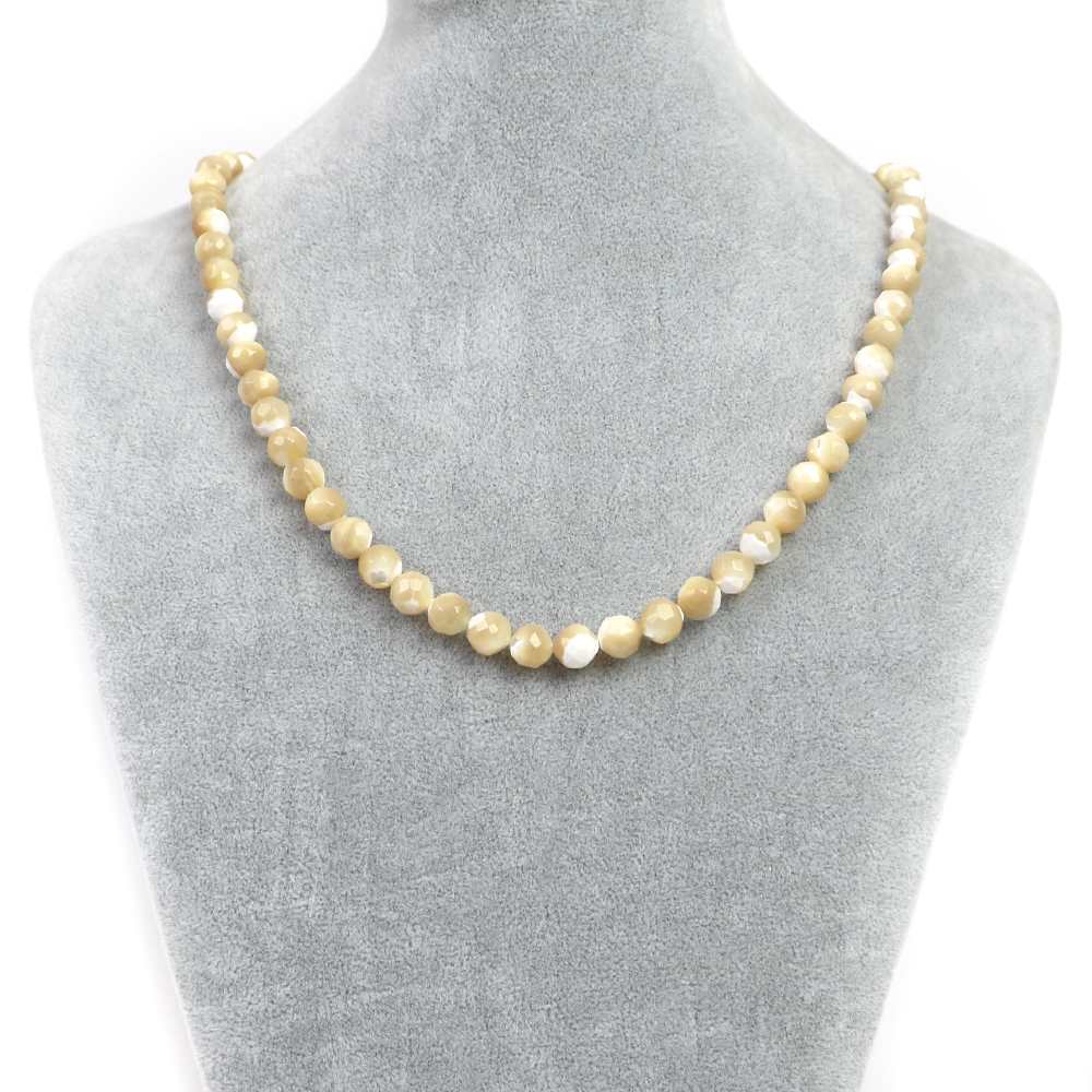 【ビーズサイズ】8mm 【形】カット 【全長】約45・50・55cm（ビーズ部分の長さ） ※ビーズサイズは0.5mm前後の誤差がある場合がございます 【マグネットサイズ】8mm ※カニカンへ変更ご希望の場合はセレクトボックスより「カニカンに変更する」をお選びください カニカンの色はマグネットカラーで選択されたものでご指定いただけます カニカンのサイズは約12mmのものとなります 【商品説明】 シンプルな天然石ビーズネックレスになります 長さは（約）45、50、55cmの3サイズよりお選びいただけます 留め具はステンレス製のマグネットタイプを使用しておりますので脱着がとても簡単です シルバーとゴールドの2色からお選びいただけます マザーオブパールはミルキーホワイトからベージュの色合いの貝の一種となります マザーオブパールは日本語では真珠母貝（しんじゅぼがい）となります すなわち真珠を生成する貝のことを指します 母貝には白蝶貝、黒蝶貝、アコヤ貝などあります これらの貝を加工したものがマザーオブパールとなります 主な産地はオーストラリア、フィリピン、インドネシア、中国などになります マザーオブパールは研磨すると貝独特の光沢があり、カラーストーンとの相性がよくアクサリーとしてよく使用されます 硬度は低く衝撃に弱く、また酸性の水にも弱いので取り扱いはご注意ください ※商品ページ画像最後の2枚は当店取り扱いのビーズとなります ご注文後当店作成担当スタッフがビーズよりネックレス加工させていただきます （不良品以外の返品交換はお受けできませんので予めご了承の程お願いいたします） 【パワーストーン】 マザーオブパールは母なる慈愛を宿すといわれ、傷ついた心を癒し、また内面の美しさに恵まれ、誰に対しても優しさをもたらすといわれます 【配送につきまして】 ●メール便：送料250円（お買い物合計金額3,000円以上で1通分送料無料） ・ヤマト運輸ネコポスでのお届けとなります ・宅配便同様のお届け日数（翌日〜3日程度での配達）＊一部地域を除く ・ご自宅のポストへのお届けとなります（ご登録のお名前がポストへ記載があることをご確認お願い致します） ・大きさ（上限A4サイズ）：縦31.2cm、横22.8cm、厚さ2.5cm、重さ1kg以内 ※後払い（商品到着後コンビニなどでのお支払い）はご利用頂けます ※代引き決済はできません ※配送日時指定不可 ※発送後の住所変更はできませんので予めご注意ください ※商品紛失などの補償は基本的にございません ●宅配便：送料は配達地域によって異なります（お買い物合計金額3,980円以上で送料無料） ・佐川急便でのお届けとなります ・ドライバーによる手渡しでのお届け ・代引き決済はドライバーへ代金のお支払が可能となります （代引き手数料330円） ・配送日時指定可能 ※初回お届けより1週間以上お受け取りになられない場合は持ち戻りとなり返送となります 返送による送料は運送会社の定価送料を実費ご負担いただくことになりますので 予めご注意くださいますようお願い申し上げます ※当店の判断で日本郵便（レターパック）で発送させていただく場合もございます 予めご了承のほどお願い申し上げます　