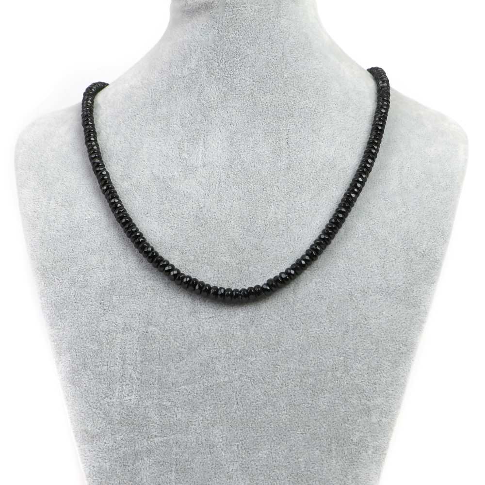 【ビーズサイズ】3×6mm 【形】ボタンカット 【全長】約45・50・55cm（ビーズ部分の長さ） ※ビーズサイズは0.5mm前後の誤差がある場合がございます 【マグネットサイズ】6mm ※ネックレスのサイズや磁気の強度のバランス、または在庫の都合などにより8mmに変更させていただく場合がございます ※カニカンへ変更ご希望の場合はセレクトボックスより「カニカンに変更する」をお選びください カニカンの色はマグネットカラーで選択されたものでご指定いただけます カニカンのサイズは約12mmのものとなります 【商品説明】 シンプルな天然石ビーズネックレスになります 長さは（約）45、50、55cmの3サイズよりお選びいただけます 留め具はステンレス製のマグネットタイプを使用しておりますので脱着がとても簡単です シルバーとゴールドの2色からお選びいただけます オニキスは和名では黒瑪瑙（くろめのう）といいガラス質の光沢をもつ黒い天然石となります 中にはうっすら縞模様の線が入ったものがありますが、現在の市場では均一を保つためか漆黒のもののみしか見当たりません オニキスの産地は世界各国で産出されるとのことです 単価も安く黒系のアクセサリーを作成するにはサイズ、モチーフのバリエーションも豊富でメジャーな天然石となります ※商品ページ画像最後の2枚は当店取り扱いのビーズとなります ご注文後当店作成担当スタッフがビーズよりネックレス加工させていただきます （不良品以外の返品交換はお受けできませんので予めご了承の程お願いいたします） 【パワーストーン】 1月の守護石でもあるオニキスは心をリラックスさせ、気分転換を促し 潜在能力と運動能力を開花させるといわれます またオニキスには「成功・厄除け・夫婦の幸福」などの宝石言葉があります 【配送につきまして】 ●メール便：送料250円（お買い物合計金額3,000円以上で1通分送料無料） ・ヤマト運輸ネコポスでのお届けとなります ・宅配便同様のお届け日数（翌日〜3日程度での配達）＊一部地域を除く ・ご自宅のポストへのお届けとなります（ご登録のお名前がポストへ記載があることをご確認お願い致します） ・大きさ（上限A4サイズ）：縦31.2cm、横22.8cm、厚さ2.5cm、重さ1kg以内 ※後払い（商品到着後コンビニなどでのお支払い）はご利用頂けます ※代引き決済はできません ※配送日時指定不可 ※発送後の住所変更はできませんので予めご注意ください ※商品紛失などの補償は基本的にございません ●宅配便：送料は配達地域によって異なります（お買い物合計金額3,980円以上で送料無料） ・佐川急便でのお届けとなります ・ドライバーによる手渡しでのお届け ・代引き決済はドライバーへ代金のお支払が可能となります （代引き手数料330円） ・配送日時指定可能 ※初回お届けより1週間以上お受け取りになられない場合は持ち戻りとなり返送となります 返送による送料は運送会社の定価送料を実費ご負担いただくことになりますので 予めご注意くださいますようお願い申し上げます ※当店の判断で日本郵便（レターパック）で発送させていただく場合もございます 予めご了承のほどお願い申し上げます　