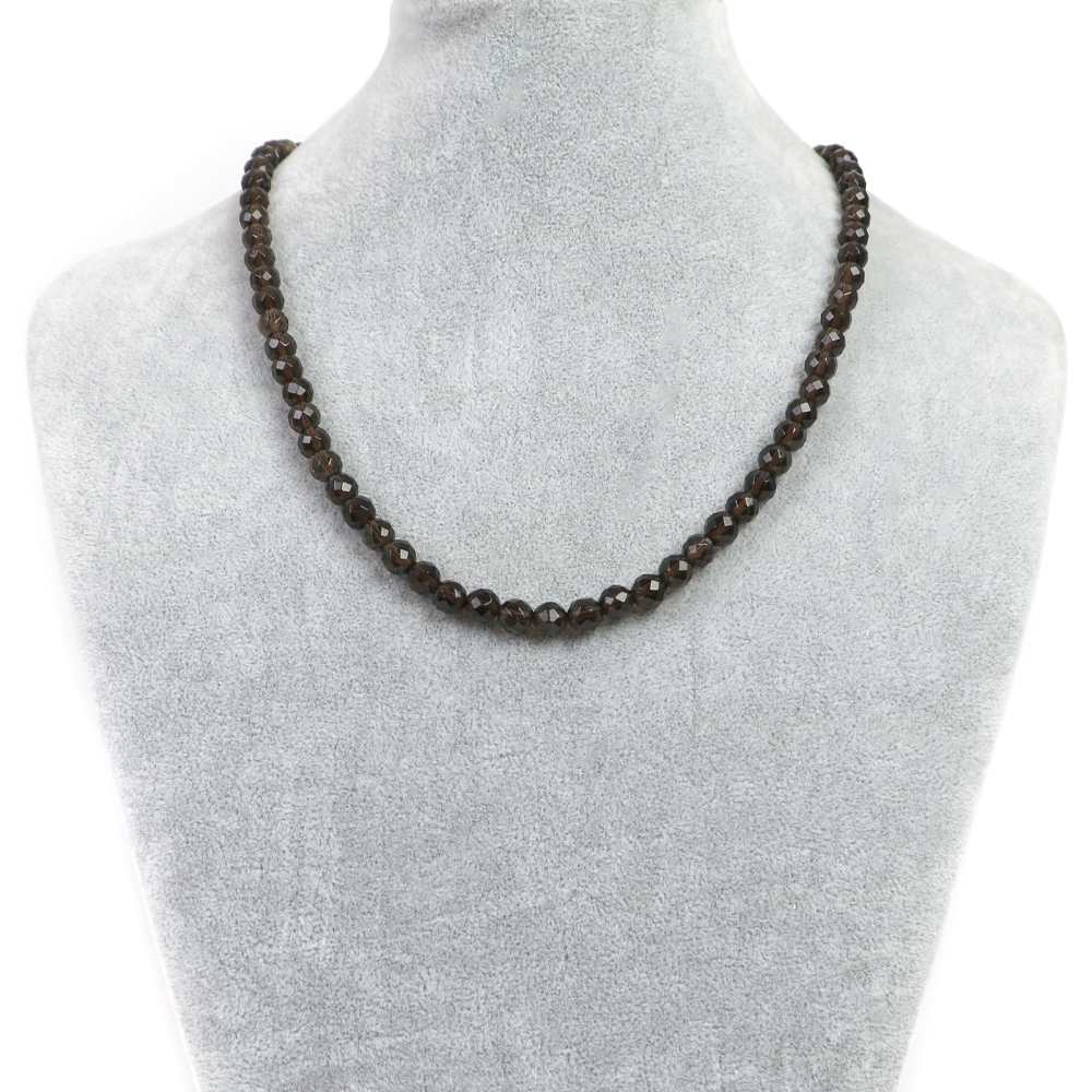 【ビーズサイズ】6mm 【形】カット 【全長】約45・50・55cm（ビーズ部分の長さ） ※ビーズサイズは0.5mm前後の誤差がある場合がございます 【マグネットサイズ】6mm ※ネックレスのサイズや磁気の強度のバランス、または在庫の都合などにより8mmに変更させていただく場合がございます ※カニカンへ変更ご希望の場合はセレクトボックスより「カニカンに変更する」をお選びください カニカンの色はマグネットカラーで選択されたものでご指定いただけます カニカンのサイズは約12mmのものとなります 【商品説明】 シンプルな天然石ビーズネックレスになります 長さは（約）45、50、55cmの3サイズよりお選びいただけます 留め具はステンレス製のマグネットタイプを使用しておりますので脱着がとても簡単です シルバーとゴールドの2色からお選びいただけます スモーキークォーツは水晶のグループで透明感があり、濃淡はありますがブラウン系の水晶をいいます 和名では「茶水晶（ちゃすいしょう）煙水晶（けむりすいしょう）」といわれています 主な産地はブラジル、中国、ペルー産などとなります 長い年月をかけ水晶中に含まれた微量のアルミニウムが自然の放射線を受け茶色に変色したものとなります さらに変色化が進み真っ黒になったものが黒水晶モリオンと呼ばれます 現在流通していますスモーキークォーツは真の天然色というものはほとんどなく 人工的に水晶を放射処理したものが主となります しかし生成される原理は全く同様で、スモーキークォーツはアクセサリーとしてメジャークラスの存在感がある天然石でしょう ※商品ページ画像最後の2枚は当店取り扱いのビーズとなります ご注文後当店作成担当スタッフがビーズよりネックレス加工させていただきます （不良品以外の返品交換はお受けできませんので予めご了承の程お願いいたします） 【パワーストーン】 スモーキークォーツは心を安定させ恐怖心や不安を取り除いてくれるパワーストーンといわれています 霊的マイナスエネルギーから身を守ってくれる力があるといわれ、邪気払いのお守りとしておすすめです 【配送につきまして】 ●メール便：送料250円（お買い物合計金額3,000円以上で1通分送料無料） ・ヤマト運輸ネコポスでのお届けとなります ・宅配便同様のお届け日数（翌日〜3日程度での配達）＊一部地域を除く ・ご自宅のポストへのお届けとなります（ご登録のお名前がポストへ記載があることをご確認お願い致します） ・大きさ（上限A4サイズ）：縦31.2cm、横22.8cm、厚さ2.5cm、重さ1kg以内 ※後払い（商品到着後コンビニなどでのお支払い）はご利用頂けます ※代引き決済はできません ※配送日時指定不可 ※発送後の住所変更はできませんので予めご注意ください ※商品紛失などの補償は基本的にございません ●宅配便：送料は配達地域によって異なります（お買い物合計金額3,980円以上で送料無料） ・佐川急便でのお届けとなります ・ドライバーによる手渡しでのお届け ・代引き決済はドライバーへ代金のお支払が可能となります （代引き手数料330円） ・配送日時指定可能 ※初回お届けより1週間以上お受け取りになられない場合は持ち戻りとなり返送となります 返送による送料は運送会社の定価送料を実費ご負担いただくことになりますので 予めご注意くださいますようお願い申し上げます ※当店の判断で日本郵便（レターパック）で発送させていただく場合もございます 予めご了承のほどお願い申し上げます　