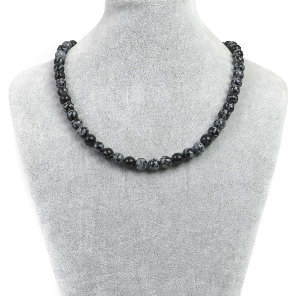 【ビーズサイズ】8mm 【形】丸玉 【全長】約45・50・55cm（ビーズ部分の長さ） ※ビーズサイズは0.5mm前後の誤差がある場合がございます 【マグネットサイズ】8mm ※カニカンへ変更ご希望の場合はセレクトボックスより「カニカンに変更する」をお選びください カニカンの色はマグネットカラーで選択されたものでご指定いただけます カニカンのサイズは約12mmのものとなります 【商品説明】 シンプルな天然石ビーズネックレスになります 長さは（約）45、50、55cmの3サイズよりお選びいただけます 留め具はステンレス製のマグネットタイプを使用しておりますので脱着がとても簡単です シルバーとゴールドの2色からお選びいただけます スノーフレークオブシディアンは、黒地に白っぽい斑点模様が雪の結晶のように見えることからその名がついた天然石です オブシディアンは、和名を「黒曜石(こくようせき）」といいます 火山活動により酸性の溶岩が急激に冷えてできた天然ガラスとなります 色合いは黒がベースとなり、白い斑点のスノーフレイクオブジディアン 光の角度によって虹色の見えるレインボーオブジディアン 金色にシラー効果がみられるゴールデンオブジディアンなどがあります 原産地はアメリカ、ニュージーランド、メキシコ、カナダなどが主な原産地となります スノーフレークオブジディアンはユニークな模様からアクセサリーとしても人気の高い天然石です ※商品ページ画像最後の2枚は当店取り扱いのビーズとなります ご注文後当店作成担当スタッフがビーズよりネックレス加工させていただきます （不良品以外の返品交換はお受けできませんので予めご了承の程お願いいたします） 【パワーストーン】 オブジディアンは眠っていた才能を開花させ、積極性が発揮されるよう導いてくれるといわれます 守護石として「厄除け・魔除けのお守り」としてパワーを発揮してくれるといわれています 【配送につきまして】 ●メール便：送料250円（お買い物合計金額3,000円以上で1通分送料無料） ・ヤマト運輸ネコポスでのお届けとなります ・宅配便同様のお届け日数（翌日〜3日程度での配達）＊一部地域を除く ・ご自宅のポストへのお届けとなります（ご登録のお名前がポストへ記載があることをご確認お願い致します） ・大きさ（上限A4サイズ）：縦31.2cm、横22.8cm、厚さ2.5cm、重さ1kg以内 ※後払い（商品到着後コンビニなどでのお支払い）はご利用頂けます ※代引き決済はできません ※配送日時指定不可 ※発送後の住所変更はできませんので予めご注意ください ※商品紛失などの補償は基本的にございません ●宅配便：送料は配達地域によって異なります（お買い物合計金額3,980円以上で送料無料） ・佐川急便でのお届けとなります ・ドライバーによる手渡しでのお届け ・代引き決済はドライバーへ代金のお支払が可能となります （代引き手数料330円） ・配送日時指定可能 ※初回お届けより1週間以上お受け取りになられない場合は持ち戻りとなり返送となります 返送による送料は運送会社の定価送料を実費ご負担いただくことになりますので 予めご注意くださいますようお願い申し上げます ※当店の判断で日本郵便（レターパック）で発送させていただく場合もございます 予めご了承のほどお願い申し上げます　