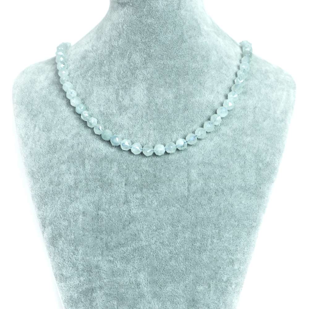 【ビーズサイズ】8mm 【形】カット 【全長】約45・50・55cm（ビーズ部分の長さ） ※ビーズサイズは0.5mm前後の誤差がある場合がございます 【マグネットサイズ】8mm ※カニカンへ変更ご希望の場合はセレクトボックスより「カニカンに変更する」をお選びください カニカンの色はマグネットカラーで選択されたものでご指定いただけます カニカンのサイズは約12mmのものとなります 【商品説明】 シンプルな天然石ビーズネックレスになります 長さは（約）45、50、55cmの3サイズよりお選びいただけます 留め具はステンレス製のマグネットタイプを使用しておりますので脱着がとても簡単です シルバーとゴールドの2色からお選びいただけます アクアマリンはエメラルドと同じベリル系の天然石でブルーやグリーンの色合いのものをアクアマリンといいます うっすら透明のモノからミルキー色のものまで様々です 爽やかな色合いのアクアマリンは他の天然石とも相性がよくアクセサリーとして人気の高い天然石となります ※商品ページ画像最後の2枚は当店取り扱いのビーズとなります ご注文後当店作成担当スタッフがビーズよりネックレス加工させていただきます （不良品以外の返品交換はお受けできませんので予めご了承の程お願いいたします） 【パワーストーン】 その名の通りアクアマリンは穏やかな海を連想させてくれる天然石です ギリシア神話の中では、海が荒れたとき、海の精の宝物が浜辺に打ち上げられた宝石だと伝えられてるそうです アクアマリンは3月の誕生石でもあり、「天使の石」ともいわれ「幸せな結婚がしたい・仲直りしたい」方にオススメです 【配送につきまして】 ●メール便：送料250円（お買い物合計金額3,000円以上で1通分送料無料） ・ヤマト運輸ネコポスでのお届けとなります ・宅配便同様のお届け日数（翌日?3日程度での配達）＊一部地域を除く ・ご自宅のポストへのお届けとなります（ご登録のお名前がポストへ記載があることをご確認お願い致します） ・大きさ（上限A4サイズ）：縦31.2cm、横22.8cm、厚さ2.5cm、重さ1kg以内 ※後払い（商品到着後コンビニなどでのお支払い）はご利用頂けます ※代引き決済はできません ※配送日時指定不可 ※発送後の住所変更はできませんので予めご注意ください ※商品紛失などの補償は基本的にございません ●宅配便：送料は配達地域によって異なります（お買い物合計金額3,980円以上で送料無料） ・佐川急便でのお届けとなります ・ドライバーによる手渡しでのお届け ・代引き決済はドライバーへ代金のお支払が可能となります （代引き手数料330円） ・配送日時指定可能 ※初回お届けより1週間以上お受け取りになられない場合は持ち戻りとなり返送となります 返送による送料は運送会社の定価送料を実費ご負担いただくことになりますので 予めご注意くださいますようお願い申し上げます ※当店の判断で日本郵便（レターパック）で発送させていただく場合もございます 予めご了承のほどお願い申し上げます　