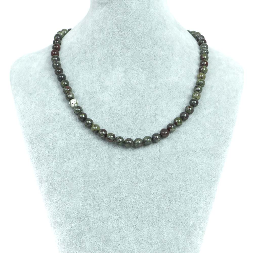 【ビーズサイズ】8mm 【形】丸玉 【全長】約45・50・55cm（ビーズ部分の長さ） ※ビーズサイズは0.5mm前後の誤差がある場合がございます 【マグネットサイズ】8mm ※カニカンへ変更ご希望の場合はセレクトボックスより「カニカンに変更する」をお選びください カニカンの色はマグネットカラーで選択されたものでご指定いただけます カニカンのサイズは約12mmのものとなります 【商品説明】 シンプルな天然石ビーズネックレスになります 長さは（約）45、50、55cmの3サイズよりお選びいただけます 留め具はステンレス製のマグネットタイプを使用しておりますので脱着がとても簡単です シルバーとゴールドの2色からお選びいただけます ジャスパーは和名で碧玉（へきぎょく） ジャスパーは様々な成分の鉱物が混合し縞模様や斑点などいろいろな色合いをしたユニークな天然石となります ジャスパー「JASPER」の語源はラテン語で「JASPIS」から由来されているといわれ 意味は「斑点のある石」ということです ジャスパーは色や模様によって名前もユニークで 白地に黒の斑点のダルメシアンジャスパー、縞模様のゼブラジャスパー 褐色のレッドジャスパー、ベージュのピクチャージャスパーなど様々です ドラゴンブラッドジャスパーはグリーンを基調とし黒や褐色の模様の入り混じった色合いのものになります ジャスパーはカジュアルなアクセサリービーズとして幅広く利用されております 【パワーストーン】 災難から身を守り悪運、トラブルを遠ざけてくれるなど守護石といわれています 【配送につきまして】 ●メール便：送料250円（お買い物合計金額3,000円以上で1通分送料無料） ・ヤマト運輸ネコポスでのお届けとなります ・宅配便同様のお届け日数（翌日?3日程度での配達）＊一部地域を除く ・ご自宅のポストへのお届けとなります（ご登録のお名前がポストへ記載があることをご確認お願い致します） ・大きさ（上限A4サイズ）：縦31.2cm、横22.8cm、厚さ2.5cm、重さ1kg以内 ※後払い（商品到着後コンビニなどでのお支払い）はご利用頂けます ※代引き決済はできません ※配送日時指定不可 ※発送後の住所変更はできませんので予めご注意ください ※商品紛失などの補償は基本的にございません ●宅配便：送料は配達地域によって異なります（お買い物合計金額3,980円以上で送料無料） ・佐川急便でのお届けとなります ・ドライバーによる手渡しでのお届け ・代引き決済はドライバーへ代金のお支払が可能となります （代引き手数料330円） ・配送日時指定可能 ※初回お届けより1週間以上お受け取りになられない場合は持ち戻りとなり返送となります 返送による送料は運送会社の定価送料を実費ご負担いただくことになりますので 予めご注意くださいますようお願い申し上げます ※当店の判断で日本郵便（レターパック）で発送させていただく場合もございます 予めご了承のほどお願い申し上げます　