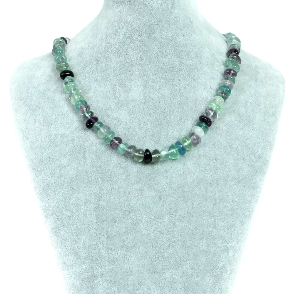 【ビーズサイズ】6×10mm 【形】タンブル 【全長】約45・50・55cm（ビーズ部分の長さ） ※ビーズサイズは0.5mm前後の誤差がある場合がございます 【マグネットサイズ】8mm ※カニカンへ変更ご希望の場合はセレクトボックスより「カニカンに変更する」をお選びください カニカンの色はマグネットカラーで選択されたものでご指定いただけます カニカンのサイズは約12mmのものとなります 【商品説明】 シンプルな天然石ビーズネックレスになります 長さは（約）45、50、55cmの3サイズよりお選びいただけます 留め具はステンレス製のマグネットタイプを使用しておりますので脱着がとても簡単です シルバーとゴールドの2色からお選びいただけます フローライトはカラーバリエーションも多くブルー、グリーン、パープル、などカラフルなグラデーションの色彩を持つ天然石となります 炎の中に破片を投じるとぱちぱちと音を立てて蛍光を発して飛び交うことから 和名では「蛍石（ほたるいし）」といわれております フローライトの語源はラテン語で「fluo・水の流れ」を意味する言葉に由来しています 主な産地は中国、オーストラリア、メキシコ、カナダなどになります フローライトは石自体の硬度は低く、紫外線などに弱いので取り扱いはご注意ください 優しい色合いでアクセサリーなどには人気の高い天然石となります 【パワーストーン】 フローライトは心身の安定をはかり 「天才の石」「知性の石」といわれ思考力を高めるといわれています また「発想力・思考力」を高めてくれることからビジネス運のお守りとしてもおすすめです 【配送につきまして】 ●メール便：送料250円（お買い物合計金額3,000円以上で1通分送料無料） ・ヤマト運輸ネコポスでのお届けとなります ・宅配便同様のお届け日数（翌日?3日程度での配達）＊一部地域を除く ・ご自宅のポストへのお届けとなります（ご登録のお名前がポストへ記載があることをご確認お願い致します） ・大きさ（上限A4サイズ）：縦31.2cm、横22.8cm、厚さ2.5cm、重さ1kg以内 ※後払い（商品到着後コンビニなどでのお支払い）はご利用頂けます ※代引き決済はできません ※配送日時指定不可 ※発送後の住所変更はできませんので予めご注意ください ※商品紛失などの補償は基本的にございません ●宅配便：送料は配達地域によって異なります（お買い物合計金額3,980円以上で送料無料） ・佐川急便でのお届けとなります ・ドライバーによる手渡しでのお届け ・代引き決済はドライバーへ代金のお支払が可能となります （代引き手数料330円） ・配送日時指定可能 ※初回お届けより1週間以上お受け取りになられない場合は持ち戻りとなり返送となります 返送による送料は運送会社の定価送料を実費ご負担いただくことになりますので 予めご注意くださいますようお願い申し上げます ※当店の判断で日本郵便（レターパック）で発送させていただく場合もございます 予めご了承のほどお願い申し上げます　