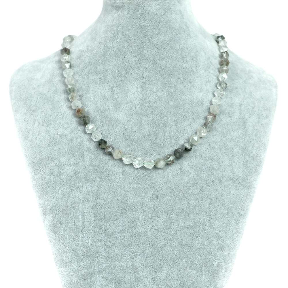 【ビーズサイズ】8mm 【形】ダイヤカット15面 【全長】約45・50・55cm（ビーズ部分の長さ） ※ビーズサイズは0.5mm前後の誤差がある場合がございます 【マグネットサイズ】8mm ※カニカンへ変更ご希望の場合はセレクトボックスより「カニカンに変更する」をお選びください カニカンの色はマグネットカラーで選択されたものでご指定いただけます カニカンのサイズは約12mmのものとなります 【商品説明】 シンプルな天然石ビーズネックレスになります 長さは（約）45、50、55cmの3サイズよりお選びいただけます 留め具はステンレス製のマグネットタイプを使用しておりますので脱着がとても簡単です シルバーとゴールドの2色からお選びいただけます ガーデンクォーツは水晶が形成される中、鉱物や泥岩を巻き込みながら結晶した水晶となります 水晶の中に風景が閉じ込められたようにも見えるため「庭園水晶」「苔入り水晶」とも呼ばれています 中でも大き目のルースや丸玉はまさに水晶の中に閉じ込められた日本庭園を見ているように吸い込まれてしまいます 山型の形に形成されたものをファントムと呼び、色やフォルムによっては大変高く取引されております 視覚で立体的に自然を感じ取れる唯一の天然石ともいえます お気に入りの景色をアクセサリーに一つ取り入れてコレクションにしてみてはいかがでしょうか 【パワーストーン】 一つとして同じ景色が存在しない水晶の中の庭園風景は「癒しの天然石」として大変人気が出てきました また中国では華僑がビジネスのお守りとして付けていたことから金運をもたらす石としても近年人気を集めている天然石でもあります 【配送につきまして】 ●メール便：送料250円（お買い物合計金額3,000円以上で1通分送料無料） ・ヤマト運輸ネコポスでのお届けとなります ・宅配便同様のお届け日数（翌日?3日程度での配達）＊一部地域を除く ・ご自宅のポストへのお届けとなります（ご登録のお名前がポストへ記載があることをご確認お願い致します） ・大きさ（上限A4サイズ）：縦31.2cm、横22.8cm、厚さ2.5cm、重さ1kg以内 ※後払い（商品到着後コンビニなどでのお支払い）はご利用頂けます ※代引き決済はできません ※配送日時指定不可 ※発送後の住所変更はできませんので予めご注意ください ※商品紛失などの補償は基本的にございません ●宅配便：送料は配達地域によって異なります（お買い物合計金額3,980円以上で送料無料） ・佐川急便でのお届けとなります ・ドライバーによる手渡しでのお届け ・代引き決済はドライバーへ代金のお支払が可能となります （代引き手数料330円） ・配送日時指定可能 ※初回お届けより1週間以上お受け取りになられない場合は持ち戻りとなり返送となります 返送による送料は運送会社の定価送料を実費ご負担いただくことになりますので 予めご注意くださいますようお願い申し上げます ※当店の判断で日本郵便（レターパック）で発送させていただく場合もございます 予めご了承のほどお願い申し上げます　