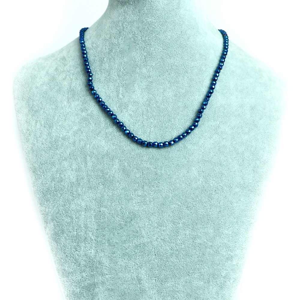 【ビーズサイズ】4mm 【形】カット 【全長】約45・50・55cm（ビーズ部分の長さ） ※ビーズサイズは0.5mm前後の誤差がある場合がございます 【マグネットサイズ】6mm ※ネックレスのサイズや磁気の強度のバランス、または在庫の都合などにより8mmに変更させていただく場合がございます ※カニカンへ変更ご希望の場合はセレクトボックスより「カニカンに変更する」をお選びください カニカンの色はマグネットカラーで選択されたものでご指定いただけます カニカンのサイズは約12mmのものとなります 【【商品説明】 シンプルな天然石ビーズネックレスになります 長さは（約）45、50、55cmの3サイズよりお選びいただけます 留め具はステンレス製のマグネットタイプを使用しておりますので脱着がとても簡単です シルバーとゴールドの2色からお選びいただけます ヘマタイトは鉄の酸化鉱物でガンメタリック調の色合いとなります こちらは表面にブルーメタリックのメッキをかけたものとなります ヘマタイトは鉄の酸化鉱物でガンメタリック調の色合いの天然石となります 和名では赤鉄鉱（せきてっこう）といわれております ヘマタイトの語源は、ギリシャ語の「heima(血)」が由来で、血の石といわれております 天然ヘマタイトの主な産出国はアメリカ、ブラジルなどになります しかし流通しておりますヘマタイトで天然産出鉱物のものは稀で、本品も人工石のヘマタイトとなります ヘマタイトはアクセサリービーズとして大変コストパフォーマンスもよく 金属メッキとも相性がよく、シルバー、ゴールドなどカラーバリエーション広げてきました いろいろな形にも加工されモチーフも様々なものがあります また磁気を帯びたマグネットタイプもありマグネットブレスレットなども多く流通しております ※商品ページ画像最後の2枚は当店取り扱いのビーズとなります ご注文後当店作成担当スタッフがビーズよりネックレス加工させていただきます （不良品以外の返品交換はお受けできませんので予めご了承の程お願いいたします） 【パワーストーン】 ヘマタイトは鉄が酸化した鉱物で粉末にすると赤くなることから「血」とつながりが強く生命力が宿るパワーストーンとされています 古代ローマでは兵士が護符として身に着けて戦場に赴いたといわれています ヘマタイトは危険から身を守ってくれる「身代わり石」と呼ばれ、災いからのお守りとしてよいといわれています また「勝利へ導く石」といわれ積極的に行動することで目標達成へと導いてくれるといわれています 【配送につきまして】 ●メール便：送料250円（お買い物合計金額3,000円以上で1通分送料無料） ・ヤマト運輸ネコポスでのお届けとなります ・宅配便同様のお届け日数（翌日〜3日程度での配達）＊一部地域を除く ・ご自宅のポストへのお届けとなります（ご登録のお名前がポストへ記載があることをご確認お願い致します） ・大きさ（上限A4サイズ）：縦31.2cm、横22.8cm、厚さ2.5cm、重さ1kg以内 ※後払い（商品到着後コンビニなどでのお支払い）はご利用頂けます ※代引き決済はできません ※配送日時指定不可 ※発送後の住所変更はできませんので予めご注意ください ※商品紛失などの補償は基本的にございません ●宅配便：送料は配達地域によって異なります（お買い物合計金額3,980円以上で送料無料） ・佐川急便でのお届けとなります ・ドライバーによる手渡しでのお届け ・代引き決済はドライバーへ代金のお支払が可能となります （代引き手数料330円） ・配送日時指定可能 ※初回お届けより1週間以上お受け取りになられない場合は持ち戻りとなり返送となります 返送による送料は運送会社の定価送料を実費ご負担いただくことになりますので 予めご注意くださいますようお願い申し上げます ※当店の判断で日本郵便（レターパック）で発送させていただく場合もございます 予めご了承のほどお願い申し上げます　