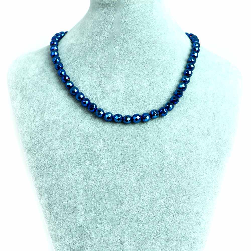 【ビーズサイズ】8mm 【形】カット 【全長】約45・50・55cm（ビーズ部分の長さ） ※ビーズサイズは0.5mm前後の誤差がある場合がございます 【マグネットサイズ】8mm ※カニカンへ変更ご希望の場合はセレクトボックスより「カニカンに変更する」をお選びください カニカンの色はマグネットカラーで選択されたものでご指定いただけます カニカンのサイズは約12mmのものとなります 【商品説明】 シンプルな天然石ビーズネックレスになります 長さは（約）45、50、55cmの3サイズよりお選びいただけます 留め具はステンレス製のマグネットタイプを使用しておりますので脱着がとても簡単です シルバーとゴールドの2色からお選びいただけます ヘマタイトは鉄の酸化鉱物でガンメタリック調の色合いとなります こちらは表面にブルーメタリックのメッキをかけたものとなります ヘマタイトは鉄の酸化鉱物でガンメタリック調の色合いの天然石となります 和名では赤鉄鉱（せきてっこう）といわれております ヘマタイトの語源は、ギリシャ語の「heima(血)」が由来で、血の石といわれております 天然ヘマタイトの主な産出国はアメリカ、ブラジルなどになります しかし流通しておりますヘマタイトで天然産出鉱物のものは稀で、本品も人工石のヘマタイトとなります ヘマタイトはアクセサリービーズとして大変コストパフォーマンスもよく 金属メッキとも相性がよく、シルバー、ゴールドなどカラーバリエーション広げてきました いろいろな形にも加工されモチーフも様々なものがあります また磁気を帯びたマグネットタイプもありマグネットブレスレットなども多く流通しております ※商品ページ画像最後の2枚は当店取り扱いのビーズとなります ご注文後当店作成担当スタッフがビーズよりネックレス加工させていただきます （不良品以外の返品交換はお受けできませんので予めご了承の程お願いいたします） 【パワーストーン】 ヘマタイトは鉄が酸化した鉱物で粉末にすると赤くなることから「血」とつながりが強く生命力が宿るパワーストーンとされています 古代ローマでは兵士が護符として身に着けて戦場に赴いたといわれています ヘマタイトは危険から身を守ってくれる「身代わり石」と呼ばれ、災いからのお守りとしてよいといわれています また「勝利へ導く石」といわれ積極的に行動することで目標達成へと導いてくれるといわれています 【配送につきまして】 ●メール便：送料250円（お買い物合計金額3,000円以上で1通分送料無料） ・ヤマト運輸ネコポスでのお届けとなります ・宅配便同様のお届け日数（翌日〜3日程度での配達）＊一部地域を除く ・ご自宅のポストへのお届けとなります（ご登録のお名前がポストへ記載があることをご確認お願い致します） ・大きさ（上限A4サイズ）：縦31.2cm、横22.8cm、厚さ2.5cm、重さ1kg以内 ※後払い（商品到着後コンビニなどでのお支払い）はご利用頂けます ※代引き決済はできません ※配送日時指定不可 ※発送後の住所変更はできませんので予めご注意ください ※商品紛失などの補償は基本的にございません ●宅配便：送料は配達地域によって異なります（お買い物合計金額3,980円以上で送料無料） ・佐川急便でのお届けとなります ・ドライバーによる手渡しでのお届け ・代引き決済はドライバーへ代金のお支払が可能となります （代引き手数料330円） ・配送日時指定可能 ※初回お届けより1週間以上お受け取りになられない場合は持ち戻りとなり返送となります 返送による送料は運送会社の定価送料を実費ご負担いただくことになりますので 予めご注意くださいますようお願い申し上げます ※当店の判断で日本郵便（レターパック）で発送させていただく場合もございます 予めご了承のほどお願い申し上げます　