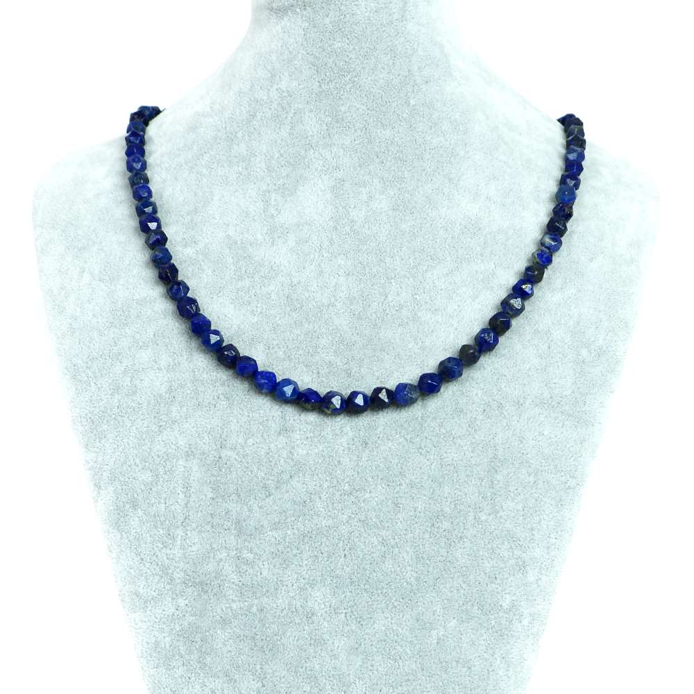 【ビーズサイズ】7~8mm 【形】カット 【全長】約45・50・55cm（ビーズ部分の長さ） ※ビーズサイズは0.5mm前後の誤差がある場合がございます 【マグネットサイズ】8mm ※カニカンへ変更ご希望の場合はセレクトボックスより「カニカンに変更する」をお選びください カニカンの色はマグネットカラーで選択されたものでご指定いただけます カニカンのサイズは約12mmのものとなります 【商品説明】 シンプルな天然石ビーズネックレスになります 長さは（約）45、50、55cmの3サイズよりお選びいただけます 留め具はステンレス製のマグネットタイプを使用しておりますので脱着がとても簡単です シルバーとゴールドの2色からお選びいただけます ラピスラズリは青い天然石の代表名詞ともいえる天然石ではないでしょうか 青色は明るめのものから濃いめの濃紺まで様々で真鍮色の斑点（パイライト）、白っぽい筋状の線模様（カルサイト）が存在場合もあります 和名では青金石（せいきんせき）、こちらは青い部分の主要成分から引用されております 青金石はLazurite（ラズライト）といいます ラピスラズリは鉱物的には鉱物の集合体の天然石で方ソーダ（ソーダライト）グループの天然石となります 主な鉱物成分はラズライト、ソーダライト、アウイン、ノゼアンとなり 副成分としてパイライト、カルサイトが含まれます 主な産地国はアフガニスタン、チリ、ロシア、タジキスタン、カナダなどになります ラピスラズリの歴史は古く新石器時代からアフガニスタンで採掘され、世界各地に輸出されたといわれています 装飾品としては紀元前4千年紀のメソポタミア文明北部の入植地などでもビーズが発見されています 古代エジプトではファラオ、王族、神官などの祭司階級しかこの石をつけられない時代もあったとわれ 歴代のファラオに尊ばれ、黄金に匹敵するほどの価値を与えられることもあったともいわれております ラピスラズリは歴代の名作絵画の顔料としても使用されてきました 「フェルメール・ブルー」と呼ばれる、その画家ヨハネス・フェルメールの名を冠した青い顔料は「ウルトラマリン」というラピスラズリを原料とする色となります 歴史からもわかるようにラピスラズリは私たち現代人が想像するより遥か昔から装飾品など高貴なもの一部として使用されてきたジェムストーンとなります ※商品ページ画像最後の2枚は当店取り扱いのビーズとなります ご注文後当店作成担当スタッフがビーズよりネックレス加工させていただきます （不良品以外の返品交換はお受けできませんので予めご了承の程お願いいたします） 【パワーストーン】 9月の誕生石ラピスラズリは古来より「聖なる石」として知力・災難のお守りとして身に付けると良いといわれてきたパワーストーンとなります 【配送につきまして】 ●メール便：送料250円（お買い物合計金額3,000円以上で1通分送料無料） ・ヤマト運輸ネコポスでのお届けとなります ・宅配便同様のお届け日数（翌日?3日程度での配達）＊一部地域を除く ・ご自宅のポストへのお届けとなります（ご登録のお名前がポストへ記載があることをご確認お願い致します） ・大きさ（上限A4サイズ）：縦31.2cm、横22.8cm、厚さ2.5cm、重さ1kg以内 ※後払い（商品到着後コンビニなどでのお支払い）はご利用頂けます ※代引き決済はできません ※配送日時指定不可 ※発送後の住所変更はできませんので予めご注意ください ※商品紛失などの補償は基本的にございません ●宅配便：送料は配達地域によって異なります（お買い物合計金額3,980円以上で送料無料） ・佐川急便でのお届けとなります ・ドライバーによる手渡しでのお届け ・代引き決済はドライバーへ代金のお支払が可能となります （代引き手数料330円） ・配送日時指定可能 ※初回お届けより1週間以上お受け取りになられない場合は持ち戻りとなり返送となります 返送による送料は運送会社の定価送料を実費ご負担いただくことになりますので 予めご注意くださいますようお願い申し上げます ※当店の判断で日本郵便（レターパック）で発送させていただく場合もございます 予めご了承のほどお願い申し上げます　