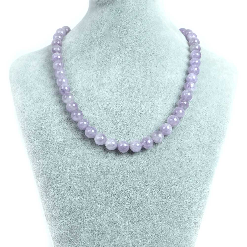 【ビーズサイズ】10mm 【形】丸玉 【全長】約45・50・55cm（ビーズ部分の長さ） ※ビーズサイズは0.5mm前後の誤差がある場合がございます 【マグネットサイズ】8mm ※カニカンへ変更ご希望の場合はセレクトボックスより「カニカンに変更する」をお選びください カニカンの色はマグネットカラーで選択されたものでご指定いただけます カニカンのサイズは約12mmのものとなります 【商品説明】 シンプルな天然石ビーズネックレスになります 長さは（約）45、50、55cmの3サイズよりお選びいただけます 留め具はステンレス製のマグネットタイプを使用しておりますので脱着がとても簡単です シルバーとゴールドの2色からお選びいただけます ラベンダーアメジストはその名の通りアメジストの中でもラベンダーのような薄い紫色のアメジストになります アメジストは天然石の中でも人気も高く、日本でもなじみの深い位置づけにあるものとなります 和名で「紫水晶」の通り、紫色の水晶となります 主な産地はブラジル、スリランカ、マダガスカル産などとなりますが ラベンダーアメジストは女性に人気が高くストーンアクセアリーやお数珠などの石に使用されていることもございます そもそもアメジスト自体が日本人にも馴染みの深い天然石でもありますが ラベンダーアメジストはその枠を超えてファンを作りつつあるジェムストーンといえるでしょう ※商品ページ画像最後の2枚は当店取り扱いのビーズとなります ご注文後当店作成担当スタッフがビーズよりネックレス加工させていただきます （不良品以外の返品交換はお受けできませんので予めご了承の程お願いいたします） 【パワーストーン】 アメジストは「2月の誕生石」「愛の守護石」としても有名な天然石となります 恋愛成就のお守りとしてもオススメです またラベンダーアメジストは優しい色合いから心を癒し、ストレスから解放してくれるサポートをしてくれるといわれております 【配送につきまして】 ●メール便：送料250円（お買い物合計金額3,000円以上で1通分送料無料） ・ヤマト運輸ネコポスでのお届けとなります ・宅配便同様のお届け日数（翌日〜3日程度での配達）＊一部地域を除く ・ご自宅のポストへのお届けとなります（ご登録のお名前がポストへ記載があることをご確認お願い致します） ・大きさ（上限A4サイズ）：縦31.2cm、横22.8cm、厚さ2.5cm、重さ1kg以内 ※後払い（商品到着後コンビニなどでのお支払い）はご利用頂けます ※代引き決済はできません ※配送日時指定不可 ※発送後の住所変更はできませんので予めご注意ください ※商品紛失などの補償は基本的にございません ●宅配便：送料は配達地域によって異なります（お買い物合計金額3,980円以上で送料無料） ・佐川急便でのお届けとなります ・ドライバーによる手渡しでのお届け ・代引き決済はドライバーへ代金のお支払が可能となります （代引き手数料330円） ・配送日時指定可能 ※初回お届けより1週間以上お受け取りになられない場合は持ち戻りとなり返送となります 返送による送料は運送会社の定価送料を実費ご負担いただくことになりますので 予めご注意くださいますようお願い申し上げます ※当店の判断で日本郵便（レターパック）で発送させていただく場合もございます 予めご了承のほどお願い申し上げます　
