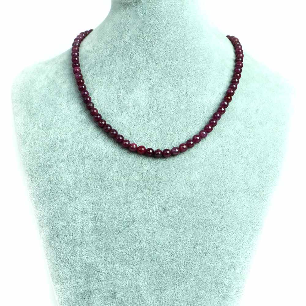 【ビーズサイズ】6mm 【形】丸玉 【全長】約45・50・55cm（ビーズ部分の長さ） ※ビーズサイズは0.5mm前後の誤差がある場合がございます 【マグネットサイズ】6mm ※ネックレスのサイズや磁気の強度のバランス、または在庫の都合などにより8mmに変更させていただく場合がございます ※カニカンへ変更ご希望の場合はセレクトボックスより「カニカンに変更する」をお選びください カニカンの色はマグネットカラーで選択されたものでご指定いただけます カニカンのサイズは約12mmのものとなります 【商品説明】 シンプルな天然石ビーズネックレスになります 長さは（約）45、50、55cmの3サイズよりお選びいただけます 留め具はステンレス製のマグネットタイプを使用しておりますので脱着がとても簡単です シルバーとゴールドの2色からお選びいただけます 大変希少性の高いピンクフローライトのネックレスとなります フローライトはカラーバリエーションも多くブルー、グリーン、パープル、などカラフルなグラデーションの色彩を持つ天然石となります 炎の中に破片を投じるとぱちぱちと音を立てて蛍光を発して飛び交うことから 和名では「蛍石（ほたるいし）」といわれております フローライトの語源はラテン語で「fluo・水の流れ」を意味する言葉に由来しています 主な産地は中国、オーストラリア、メキシコ、カナダなどになります フローライトは石自体の硬度は低く、紫外線などに弱いので取り扱いはご注意ください 優しい色合いでアクセサリーなどには人気の高い天然石となります ※商品ページ画像最後の2枚は当店取り扱いのビーズとなります ご注文後当店作成担当スタッフがビーズよりネックレス加工させていただきます （不良品以外の返品交換はお受けできませんので予めご了承の程お願いいたします） 【パワーストーン】 フローライトは心身の安定をはかり 「天才の石」「知性の石」といわれ思考力を高めるといわれています また「発想力・思考力」を高めてくれることからビジネス運のお守りとしてもおすすめです 【配送につきまして】 ●メール便：送料250円（お買い物合計金額3,000円以上で1通分送料無料） ・ヤマト運輸ネコポスでのお届けとなります ・宅配便同様のお届け日数（翌日〜3日程度での配達）＊一部地域を除く ・ご自宅のポストへのお届けとなります（ご登録のお名前がポストへ記載があることをご確認お願い致します） ・大きさ（上限A4サイズ）：縦31.2cm、横22.8cm、厚さ2.5cm、重さ1kg以内 ※後払い（商品到着後コンビニなどでのお支払い）はご利用頂けます ※代引き決済はできません ※配送日時指定不可 ※発送後の住所変更はできませんので予めご注意ください ※商品紛失などの補償は基本的にございません ●宅配便：送料は配達地域によって異なります（お買い物合計金額3,980円以上で送料無料） ・佐川急便でのお届けとなります ・ドライバーによる手渡しでのお届け ・代引き決済はドライバーへ代金のお支払が可能となります （代引き手数料330円） ・配送日時指定可能 ※初回お届けより1週間以上お受け取りになられない場合は持ち戻りとなり返送となります 返送による送料は運送会社の定価送料を実費ご負担いただくことになりますので 予めご注意くださいますようお願い申し上げます ※当店の判断で日本郵便（レターパック）で発送させていただく場合もございます 予めご了承のほどお願い申し上げます　