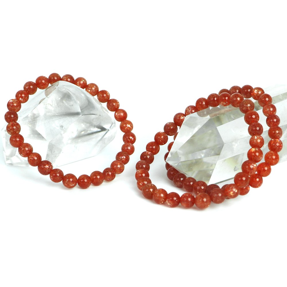 【サイズ】 ・玉サイズ 7mm ・腕回りサイズ15.5cm ・重さ11g ＊複数在庫のため若干の誤差が生じます 【商品説明】 オレンジ色のキラキラした内包物が特徴のサンストーンとなります サンストーンはパワーストーンのとして名前の通り太陽の...