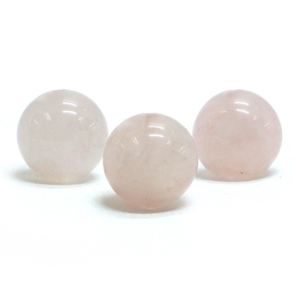 【ビーズサイズ】14mm 【形】丸玉 ※ビーズサイズは0.5mm前後の誤差がある場合がございます 【商品説明】 ローズクォーツ （Rose Quartz）は乳白色〜ピンク色を基調とした色合いで石英のグループでの天然石となります 和名は紅石英（べにせきえい）、薔薇石英（ばらせきえい）といわれております ローズクォーツは、ほとんどが塊状（紅石英）で産出され 六角柱状の結晶（紅水晶）で産出することは稀なケースとなります 主な産出国はアメリカ、ブラジル、マダガスカルなどになります ローズクォーツは女性に大変人気の天然石となります コストパフォーマンスもよく、かわいらしいピンク色の発色は天然石アクセサリーとしても大人気の商品の一つとなります 産地、品質にもよりますがマダガスカル産のディープローズクォーツは色も濃く、中でも人気が高いものとなります またスターローズクォーツは透明感があり、光の屈折によってスター効果が見られるものなどもございます お好みの天然石を使ってあなただけのオリジナルアクセサリーを作ってみませんか？ ※こちらの商品は最小量、一粒での販売商品となります ※商品ページ画像最後の2枚は当店取り扱いのビーズ連となります 　基本的にこちらのビーズを使用させていただいております 【パワーストーン】 10月の誕生石ローズクォーツは、恋を呼び愛を育む石といわれます 新しい恋を見つけたい・恋人との絆を深めたい方に 「恋愛運アップのお守り」パワーストーンとしておすすめです 【配送につきまして】 ●メール便：送料250円（お買い物合計金額3,000円以上で1通分送料無料） ・ヤマト運輸ネコポスでのお届けとなります ・宅配便同様のお届け日数（翌日〜3日程度での配達）※一部地域を除く ・ご自宅のポストへのお届けとなります（ご登録のお名前がポストへ記載があることをご確認お願い致します） ・大きさ（上限A4サイズ）：縦31.2cm、横22.8cm、厚さ2.5cm、重さ1kg以内 ※後払い（商品到着後コンビニなどでのお支払い）はご利用頂けます ※代引き決済はできません ※配送日時指定不可 ※発送後の住所変更はできませんので予めご注意ください ※商品紛失などの補償は基本的にございません ●宅配便：送料は配達地域によって異なります（お買い物合計金額3,980円以上で送料無料） ・佐川急便でのお届けとなります ・ドライバーによる手渡しでのお届け ・代引き決済はドライバーへ代金のお支払が可能となります （代引き手数料330円） ・配送日時指定可能 ※初回お届けより1週間以上お受け取りになられない場合は持ち戻りとなり返送となります 返送による送料は運送会社の定価送料を実費ご負担いただくことになりますので 予めご注意くださいますようお願い申し上げます ※当店の判断で日本郵便（レターパック）で発送させていただく場合もございます 予めご了承のほどお願い申し上げます