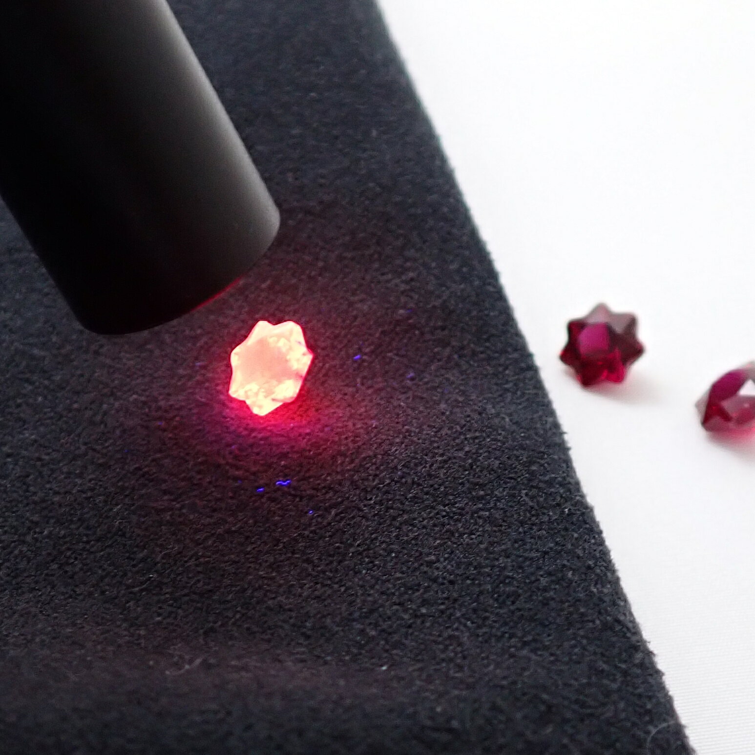 Gemstone KANAのGemKana/合成ルビー/6.5mm星型ファセットカット｜アングル3