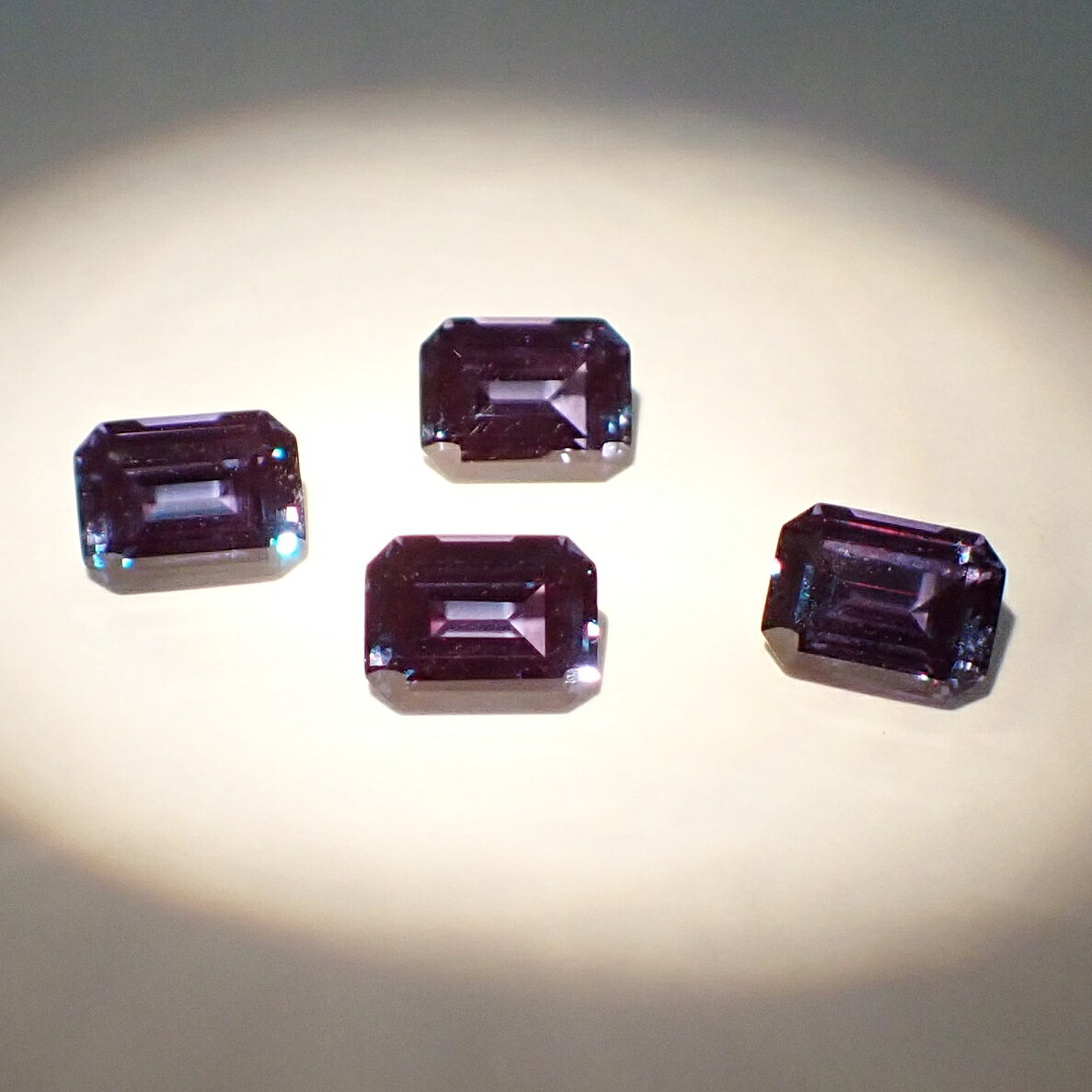 Gemstone KANAのGemKana/合成アレキサンドライト/エメラルドカット/8x6x4.2mm/2.0ct/｜アングル2
