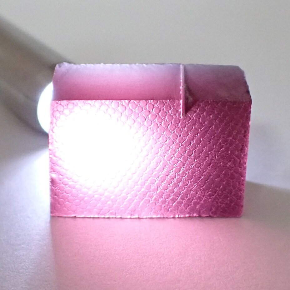 Gemstone KANAのGemKana//合成レッドスピネル（引上げ法）/17.7g/018｜アングル3