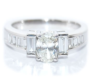 樂天商城 - オーバルシェイプ ダイヤモンド&バゲット ダイヤモンド-1.260ct Pt スタイリッシュデザイン リング 指輪 【店頭受取対応商品】