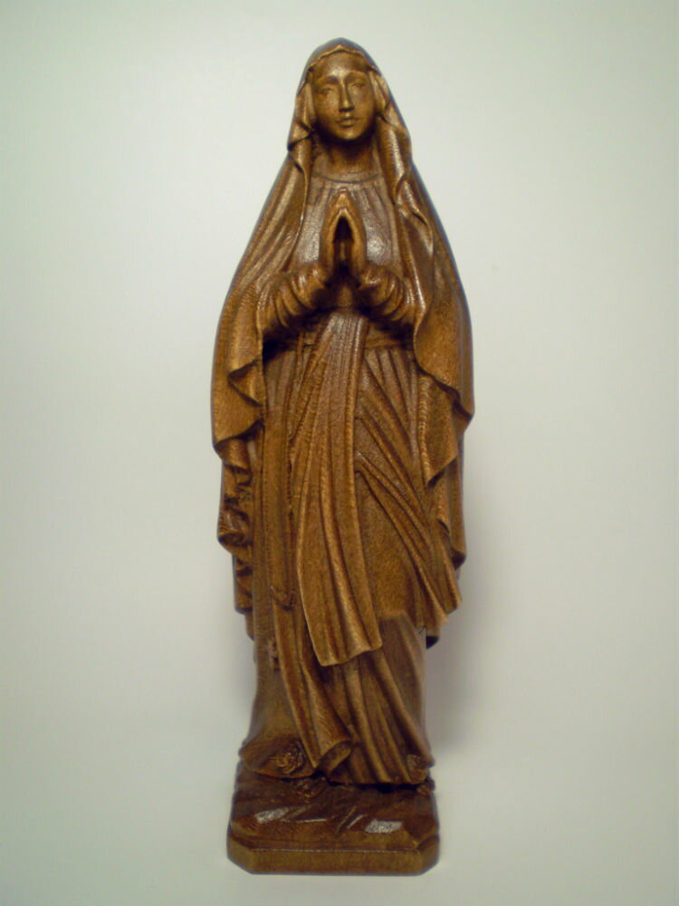 ◆◆　製品仕様　◆◆ ・木彫り　聖母マリア像 ・「ルルド」（Virgin of Lourdes） ・素材　： 自然木（メイプル材又は、ウォルナット材） ・製法　： 無垢材から彫出し（木彫り） ・仕上げ： ダークブラウン　NS 　　　　　（ごく薄い茶色で色付けし、ワックス磨き） 　　　　　（NS = Dark stain, wax polished） 　　※彫出しの白木を少し磨き、濃い茶色で着色しニス塗り ・色調　： こげ茶色 ・高さ　： 15 cm ・イタリア／レーピ（LEPI）社製 ・台座裏にメーカーの金属ブランドプレート ・メーカー品質保証書付き ◆◆　商品・ブランド　説明　◆◆ 　「ダークブラウン」仕上げの落ち着いた感じの、木彫り「ルルド」の聖母マリア様です。 自然木から彫出した白木を軽く磨き、こげ茶色で着色し最後にニス塗りを施しているので、ホコリや汚れから大切なお像を守ります。 　イタリアのレーピ（LEPI）社製で、きわめて精巧に細部まで彫られていています。 　レーピ社は北イタリア・ドロミテのガルディーナ渓谷で1920年に設立で創業100年。キリスト教カトリック聖具の欧州では有名な信頼の高級木彫りブランド。そのお像や十字架はヨーロッパ各地の教会で広く使われています。その証として、品質保証書と台座底にレーピ社の金属ブランドプレートが埋め込まれています。 市販のお像の大半はプラスティク樹脂（レジン）か人造大理石製で、温かみと高級感のある木彫りはとても珍しく日本国内では入手困難です。 ◆ この商品に関する注意事項 ◆ ・素材（自然木）の特性や手彩色（手塗り）によって、製品により多少の違いがあることがございます。 ・商品画像の色は撮影状況やパソコン等の環境によって、実物と少し差が出ることがございます。 以上、あらかじめご了承ください。 【お届け方法】（全国送料無料） 日本郵便又は、ヤマト宅急便（追跡サービス有）にて対面でお届け。※日時指定ございましたら承ります。 【返品・交換について】 ご安心してご注文して頂ける様に弊店では、商品開封後でも未使用でしたら返品・交換を承ります。 詳細は下記の"↓Shopping Guide"の『返品・交換について』をご確認下さい。 * * * * * * * * * * * * * * * * * * * * * * * * * * * * ●聖母マリア像「ルルド」シリーズ 全33種 　◎高さ：7cm、12cm、15cm、20cm、30cm、36cm、60cm（ミニ木彫り7cmのみ専用化粧ケース入） 　◎仕上げ： 　　1）白木（自然木彫出しのまま無処理） 　　2）ニス塗り 　　3）ダークブラウン　→　この商品 　　4）ブラウン（濃淡2色） 7cm,60cm無し 　　5）フルカラー 　※彩色商品は全て手彩色です。 　※高さ、仕上げの組合せの33種のシリーズ 　◎楽天市場には順次掲載していきますが、未掲載商品つきましてはお気軽にお問合せ下さい。どの商品もお取り寄せ可能です。ご検討・購入して頂ける様に商品掲載いたします。 * * * * * * * * * * * * * * * * * * * * * * * * * * * * 　弊店はイタリア・レーピ社より直輸入で皆様にお届けしております。品種、仕上げ、サイズ等の組合せにより品種は1万点にも及び非常に多種多様で、お気に召して頂ける商品もあるかと存じます。 　尚、レーピ社製品はカトリックの聖具だけでなく、その木彫り技術を生かしてオブジェや飾りとしての人物・動物・アクセサリーなど一般の木彫り製品も多数ございます。 * * * * * * * * * * * * * * * * * * * * * * * * * * * *