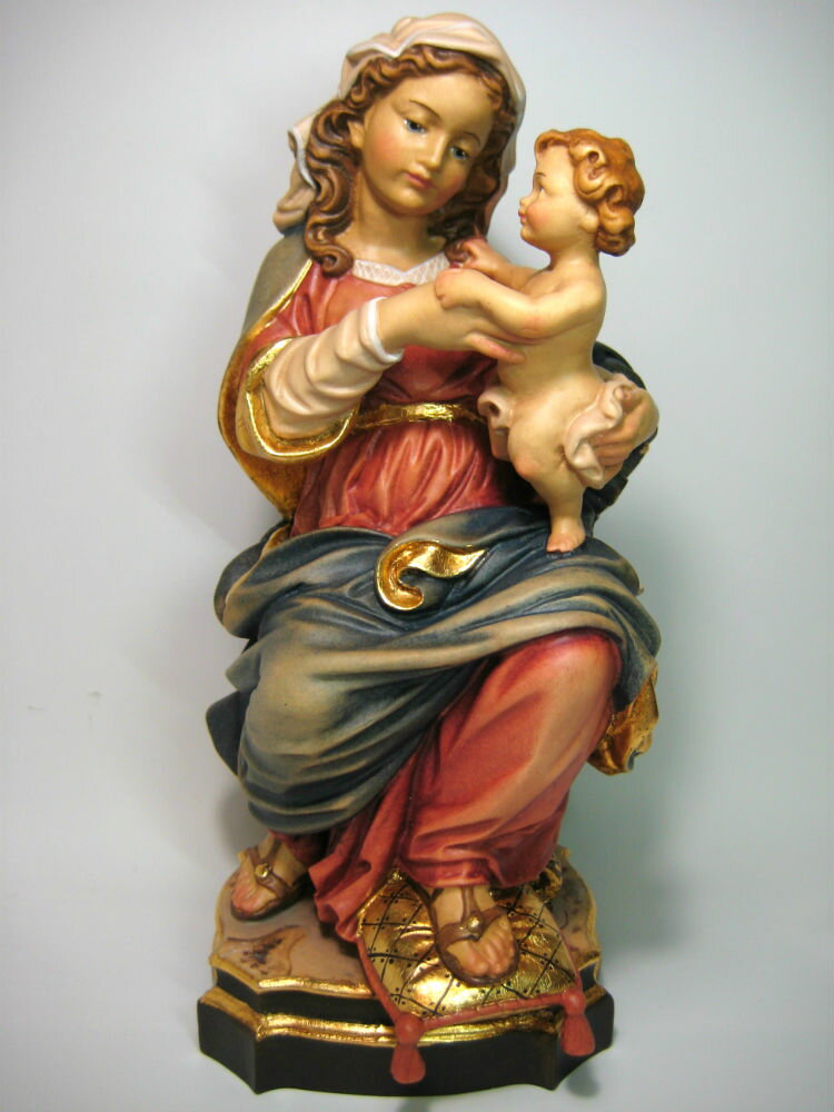 ◆◆　製品仕様　◆◆ ・聖母マリア像「プラハ」聖母子像 　（Virgin of Prague） ・素材　： 自然木（メイプル材） ・製法　： 無垢材から彫出し（木彫り） ・仕上げ： 手彩色（カラー）C 　　　　　（C = Painted in oil colours） ・色調　： フルカラー ・高さ　： 24 cm ・イタリア・レーピ（LEPI）社製 ・台座裏にメーカの金属ブランドプレート ・品質保証書付き ◆◆　商品・ブランド　説明　◆◆ 　自然木から彫り出したフルカラーで温かみのある、木彫りの聖母子像「プラハ」のマリア様です。 　繊細なお顔をはじめ衣装などの全ての色付けは、左下の写真の様に職人が油絵具と絵筆で一点一点を丁寧に手作業で色付け（手彩色）しております。 イタリアのレーピ（LEPI）社製で、きわめて精巧に細部まで彫られていています。 　レーピ社は北イタリア・ドロミテのガルディーナ渓谷で1920年に設立で創業100年。キリスト教カトリック聖具の欧州では有名な信頼の高級木彫りブランド。 そのお像や十字架はヨーロッパ各地の教会で広く使われています。その証として、品質保証書と台座底にレーピ社の金属ブランドプレートが埋め込まれています。 　市販のお像の大半はプラスティク樹脂（レジン）か人造大理石製で、温かみと高級感のある木彫りはとても珍しく日本国内では入手困難です。 ◆ この商品に関する注意事項 ◆ ・素材（自然木）の特性や手彩色（手塗り）によって、製品により多少の違いがあることがございます。 ・商品画像の色は撮影状況やパソコン等の環境によって、実物と少し差が出ることがございます。 以上、あらかじめご了承ください。 【お届け方法】（全国送料無料） 日本郵便又は、ヤマト宅急便（追跡サービス有）にて対面でお届け。※お届け日時の指定承ります 【返品・交換について】 ご安心してご注文して頂ける様に弊店では、商品開封後でも未使用でしたら返品・交換を承ります。 詳細は下記の"↓Shopping Guide"の『返品・交換について』をご確認下さい。 * * * * * * * * * * * * * * * * * * * * * * * * * * * * ●聖母マリア像「プラハ」シリーズ　全18種 　◎高さ：24cm, 31cm, 50cm 　◎仕上げ： 　　・白木（自然木彫出しのまま無処理） 　　・ニス塗り 　　・ダークブラウン 　　・ブラウン（濃淡2色） 　　・フルカラー　　　→　 ※この商品 　　・アンティーク仕上げ フルカラー 　　・アンティーク仕上げ（24K金箔貼）フルカラー 　※彩色商品は全て手彩色です。 　◎楽天市場には順次掲載していきますが、未掲載商品つきましてはお気軽にお問合せ下さい。どの商品もお取り寄せ可能です。ご検討・購入して頂ける様に商品掲載いたします。 * * * * * * * * * * * * * * * * * * * * * * * * * * * * 　弊店はイタリア・レーピ社より直輸入で皆様にお届けしております。品種、仕上げ、サイズ等の組合せにより品種は1万点にも及び非常に多種多様で、お気に召して頂ける商品もあるかと存じます。 　尚、レーピ社製品はカトリックの聖具だけでなく、その木彫り技術を生かしてオブジェや飾りとしての人物・動物・アクセサリーなど一般の木彫り製品も多数ございます。 * * * * * * * * * * * * * * * * * * * * * * * * * * * *