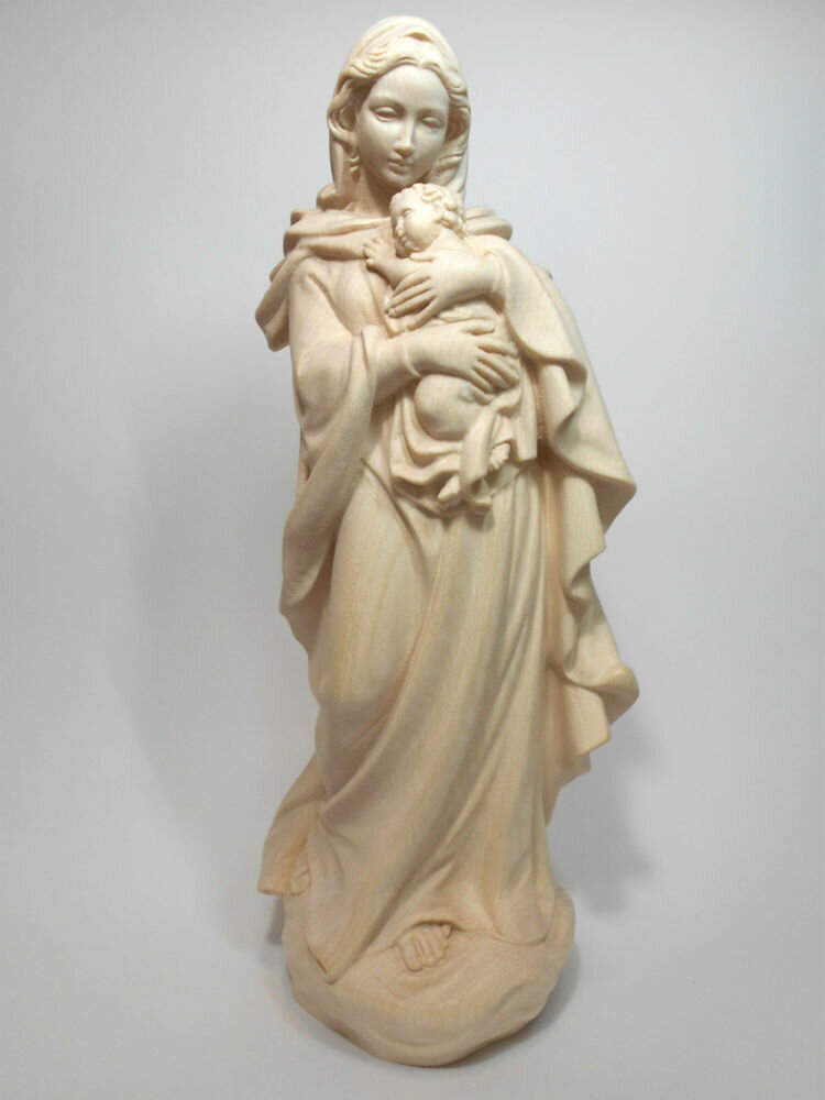 ◆◆　製品仕様　◆◆ ・木彫り　聖母マリア像 ・「ルネサンス」 聖母子像（Virgin of Renaissance） ・素材　： 自然木 ・製法　： 無垢材から彫出し（木彫り） ・仕上げ： 白木（彫出しのまま無処理）NR 　　　　　（NR = Wood untreated） ・色調　： 白（生成り） ・高さ　： 30 cm ・イタリア／レーピ（LEPI）社製 ・台座裏にメーカの金属ブランドプレート ・品質保証書付き ◆◆　商品・ブランド　説明　◆◆ 　木彫りの聖母子像「ルネサンス」の聖母マリア像です。 自然木から彫出しのまま無処理の白木なので、木の手触りが残る温かみのある素朴な仕上げです。 イタリアのレーピ（LEPI）社製で、きわめて精巧に細部まで彫られていています。 　レーピ社は北イタリア・ドロミテのガルディーナ渓谷で1920年に設立で創業100年。キリスト教カトリック聖具の欧州では有名な信頼の高級木彫りブランド。 そのお像や十字架はヨーロッパ各地の教会で広く使われています。その証として、品質保証書と台座底にレーピ社の金属ブランドプレートが埋め込まれています。 　市販のお像の大半はプラスティク樹脂（レジン）か人造大理石製で、温かみと高級感のある木彫りはとても珍しく日本国内では入手困難です。 ◆ この商品に関する注意事項 ◆ ・素材（自然木）の特性や手彩色（手塗り）によって、製品により多少の違いがあることがございます。 ・商品画像の色は撮影状況やパソコン等の環境によって、実物と少し差が出ることがございます。 以上、あらかじめご了承ください。 【お届け方法】（全国送料無料） 日本郵便又は、ヤマト宅急便（追跡サービス有）にて対面でお届け。 ※日時指定ございましたら承ります。 【返品・交換について】 ご安心してご注文して頂ける様に弊店では、商品開封後でも未使用でしたら返品・交換を承ります。 詳細は下記の"↓Shopping Guide"の『返品・交換について』をご確認下さい。 * * * * * * * * * * * * * * * * * * * * * * * * * * * * ●木彫り　聖母マリア像 　「ルネサンス」聖母子像　シリーズ：全39種 　◎高さ：7cm、15cm、20cm、30cm、36cm、60cm 　　　　（ミニ木彫り7cmのみ専用化粧ケース入） 　◎仕上げ： 　　・白木（自然木彫出しのまま無処理）→この商品 　　・ニス塗り 　　・レッドブラウン（ウォルナット材／クルミ材） 　　・ダークブラウン 　　・ブラウン（濃淡2色） 　　・フルカラー 　　・アンティーク仕上げ フルカラー 　　・アンティーク仕上げ（24K金箔貼）フルカラー 　※彩色商品は全て手彩色です。 　※高さ x 仕上げの組合せ 全39種（一部対応なし有り） 　◎楽天市場には順次掲載していきますが、未掲載商品つきましてはお気軽にお問合せ下さい。どの商品もお取り寄せ可能です。ご検討・購入して頂ける様に商品掲載いたします。 * * * * * * * * * * * * * * * * * * * * * * * * * * * * 　弊店はイタリア・レーピ社より直輸入で皆様にお届けしております。品種、仕上げ、サイズ等の組合せにより品種は1万点にも及び非常に多種多様で、お気に召して頂ける商品もあるかと存じます。 　尚、レーピ社製品はカトリックの聖具だけでなく、その木彫り技術を生かしてオブジェや飾りとしての人物・動物・アクセサリーなど一般の木彫り製品も多数ございます。 * * * * * * * * * * * * * * * * * * * * * * * * * * * *