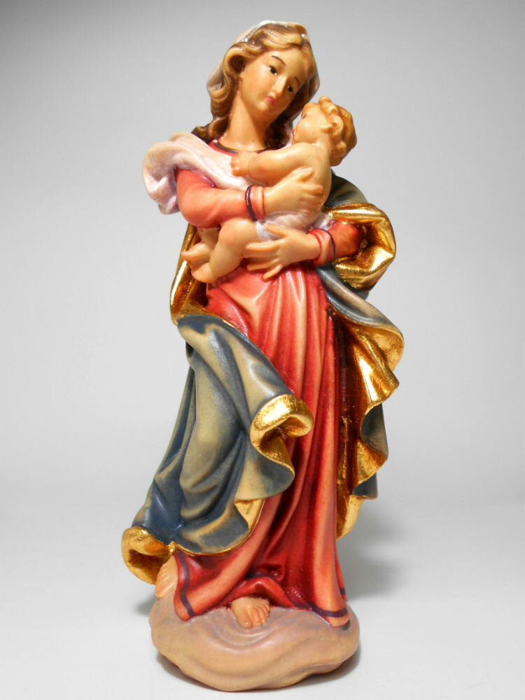 ◆◆　製品仕様　◆◆ ・木彫り　聖母マリア像　聖母子像 ・「ザルツブルク」（Virgin of Salzburg） ・素材　： 自然木（メイプル材又は、ウォルナット材） ・製法　： 無垢材から彫出し（木彫り） ・仕上げ： 手彩色（カラー）C 　　　　　（C = Painted in oil colours） ・色調　： フルカラー ・高さ　： 15 cm ・イタリア・レーピ（LEPI）社製 ・台座裏にメーカの金属ブランドプレート ・品質保証書付き ・壁掛け用ねじ付き ◆◆　商品・ブランド　説明　◆◆ 　自然木から彫り出したカラー仕上げで温かみのある木彫り「ザルツブルク」のマリア様（聖母子像）です。 お顔や衣装などの色付けは、左下の写真の様に職人が油絵具と絵筆で一点一点を丁寧に手彩色しております。 イタリアのレーピ（LEPI）社製で、きわめて精巧に細部まで彫られて手彩色されています。 　レーピ社は北イタリア・ドロミテのガルディーナ渓谷で1920年に設立で創業100年。キリスト教カトリック聖具の欧州では有名な信頼の高級木彫りブランド。 　そのお像や十字架はヨーロッパ各地の教会で広く使われています。その証として、品質保証書と台座底にレーピ社の金属ブランドプレートが埋め込まれています。 　市販のお像の大半はプラスティク樹脂（レジン）か人造大理石製で、温かみと高級感のある木彫りはとても珍しく日本国内では入手困難です。 ◆ この商品に関する注意事項 ◆ ・素材（自然木）の特性や手彩色（手塗り）によって、製品により多少の違いがあることがございます。 ・商品画像の色は撮影状況やパソコン等の環境によって、実物と少し差が出ることがございます。 以上、あらかじめご了承ください。 【お届け方法】（全国送料無料） 日本郵便又は、ヤマト宅急便（追跡サービス有）にて対面でお届け。※日時指定ございましたら承ります。 【返品・交換について】 ご安心してご注文して頂ける様に弊店では、商品開封後でも未使用でしたら返品・交換を承ります。 詳細は下記の"↓Shopping Guide"の『返品・交換について』をご確認下さい。 * * * * * * * * * * * * * * * * * * * * * * * * * * * * ●聖母マリア像「ザルツブルク」シリーズ 全30種 　◎高さ：15cm、20cm、30cm、36cm、60cm 　　　　（ミニ木彫り7cmはございません） 　◎仕上げ： 　　・白木（自然木彫出しのまま無処理） 　　・ニス塗り 　　・レッドブラウン（ウォルナット材／クルミ材）20cmのみ 　　・ダークブラウン 　　・ブラウン（濃淡2色） 　　・フルカラー　→　この商品 　　・アンティーク仕上げ フルカラー 　　・アンティーク仕上げ（24K金箔貼）フルカラー 　※彩色商品は全て手彩色です。 　※高さ、仕上げの組合せの30種（一部設定なし商品あり） 　◎楽天市場には順次掲載していきますが、未掲載商品つきましてはお気軽にお問合せ下さい。どの商品もお取り寄せ可能です。ご検討・購入して頂ける様に商品掲載いたします。 * * * * * * * * * * * * * * * * * * * * * * * * * * * * 　弊店はイタリア・レーピ社より直輸入で皆様にお届けしております。品種、仕上げ、サイズ等の組合せにより品種は1万点にも及び非常に多種多様で、お気に召して頂ける商品もあるかと存じます。 　尚、レーピ社製品はカトリックの聖具だけでなく、その木彫り技術を生かしてオブジェや飾りとしての人物・動物・アクセサリーなど一般の木彫り製品も多数ございます。 * * * * * * * * * * * * * * * * * * * * * * * * * * * *