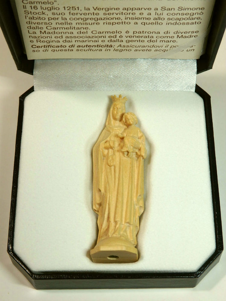 ◆◆　製品仕様　◆◆ ・ミニ木彫り 聖母マリア像 　「カルメル山」聖母子像 　（Virgin of the Carmel's mon. with case / Miniature） ・素材　： 自然木 ・製法　： 無垢材から彫出し（ミニチュア 木彫り） ・仕上げ： ニス塗り　N 　　　　　（ごく薄い茶色で色付けし、ワックス磨き） 　　　　　（N = Light stain, wax polished） 　　　　　 ※彫出しの白木を少し磨き、ニスを塗った感じ ・色調　： 白（生成り） ・高さ　： 7 cm（お像） ・高級専用ケース入り（縦 9 x 横 9 x 高さ 4cm） ・イタリア・レーピ（LEPI）社製 ・台座裏にメーカーの金属ブランドプレート ・メーカー品質保証書付き ◆◆　商品・ブランド　説明　◆◆ 　「カルメル山」のマリア様（聖母子像）の専用ケース入りのミニチュア木彫り。 　このニス塗り仕上げは、自然木から彫出した白木にごく薄い茶色で色付けしワックス磨きしています。白木の色合いと温かみを残しつつ、ホコリや汚れからお像を守ります。 　イタリアのレーピ社製のミニ木彫りですが、商品写真の通り7cmと思えないほどの精度できわめて精巧に細部まで彫られていています。 　高級専用ケース入りですので、贈り物にも向いています。記念品等として多数注文も承ります。 　レーピ（LEPI）社は北イタリア・ドロミテのガルディーナ渓谷で1920年に設立で創業100年。キリスト教カトリック聖具の欧州では有名な信頼の高級木彫りブランド。 　そのお像や十字架はヨーロッパ各地の教会で広く使われています。その証として、品質保証書と台座底にはレーピ社の金属ブランドプレートが埋め込まれています。 　市販のお像の大半はプラスティク樹脂（レジン）か人造大理石製で、温かみと高級感のある木彫りはとても珍しく日本国内では入手困難です。 ◆ この商品に関する注意事項 ◆ ・素材（自然木）の特性や手彩色（手塗り）によって、製品により多少の違いがあることがございます。 ・商品画像の色は撮影状況やパソコン等の環境によって、実物と少し差が出ることがございます。 以上、あらかじめご了承ください。 【お届け方法】（全国送料無料） 日本郵便又は、ヤマト宅急便（追跡サービス有）にて対面でお届け。※日時指定ございましたら承ります。 【返品・交換について】 ご安心してご注文して頂ける様に弊店では、商品開封後でも未使用でしたら返品・交換を承ります。 詳細は下記の"↓Shopping Guide"の『返品・交換について』をご確認下さい。 * * * * * * * * * * * * * * * * * * * * * * * * * * * * ●木彫り 聖母マリア像 　「カルメル山」シリーズ　25種 　◎高さ：7cm、15cm、20cm、30cm、36cm、60cm 　　（ミニ木彫り7cmのみ専用化粧ケース入） 　◎仕上げ： 　　・白木（自然木彫出しのまま無処理 　　・ニス塗り　→※この商品 　　・ダークブラウン 　　・ブラウン（濃淡2色） 　　・フルカラー 　　・アンティーク仕上げ（24K金箔貼）フルカラー 　※彩色商品は全て手彩色です。 　※高さ、仕上げの組合せの25種（一部未設定あり） 　◎楽天市場には順次掲載していきますが、未掲載商品つきましてはお気軽にお問合せ下さい。どの商品もお取り寄せ可能です。ご検討・購入して頂ける様に商品掲載いたします。 * * * * * * * * * * * * * * * * * * * * * * * * * * * * 　弊店はイタリア・レーピ社より直輸入で皆様にお届けしております。品種、仕上げ、サイズ等の組合せにより品種は1万点にも及び非常に多種多様で、お気に召して頂ける商品もあるかと存じます。 　尚、レーピ社製品はカトリックの聖具だけでなく、その木彫り技術を生かしてオブジェや飾りとしての人物・動物・アクセサリーなど一般の木彫り製品も多数ございます。 * * * * * * * * * * * * * * * * * * * * * * * * * * * *