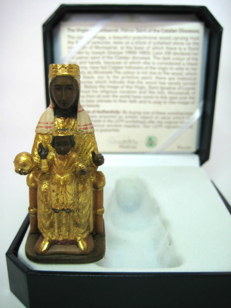 ◆◆　製品仕様　◆◆ ・聖母マリア像「モンセラット」聖母子像 「モンセラット」黒いマリア様 　（Virgin of Montserrat / Miniature with case ） ・素材　： 自然木 ・製法　： 無垢材から彫出し（ミニチュア 木彫り） ・仕上げ： 手彩色（カラー）C 　　　　　（C = Painted in oil colours） ・色調　： フルカラー ・高さ　： 6 cm（お像） ・高級専用ケース入り（縦 9 x 横 9 x 高さ 4cm） ・イタリア／レーピ（LEPI）社製 ・台座裏にメーカの金属ブランドプレート ・メーカー品質保証書付き ◆◆　商品・ブランド　説明　◆◆ 　聖母子像「モンセラット」黒いマリア様のミニチュア木彫り（専用ケース入り）です。 自然木から彫出しの白木に、左下の写真の様に職人が油絵具と絵筆で一点一点を丁寧に細かな作業で手彩色しております。 　イタリアのレーピ社製のミニ木彫りで、商品写真の通り6cmのミニチュアと思えないほどの精度できわめて精巧に細部まで彫られ彩色されています。特にこちらのマリア像は、膝に乗せた幼子イエス様のお顔や手先まで細かく彫られています。 　高級専用ケース入りですので、贈り物にも向いています。記念品等として多数注文も承ります。 　「モンセラット」のマリア様はスペインのモンセラの岩山のふもとにあるサンタ・マリア・モンセラート修道院付属大聖堂の、カタルーナ州の守護聖人で「黒いマリア様の像」として有名です（※上部写真参照）。「黒いマリア様の像」に祈りを捧げると、願い事が叶うという言い伝えがあります。 　レーピ（LEPI）社は北イタリア・ドロミテのガルディーナ渓谷で1920年に設立で創業100年。キリスト教カトリック聖具の欧州では有名な信頼の高級木彫りブランド。 　そのお像や十字架はヨーロッパ各地の教会で広く使われています。その証として、品質保証書と台座底にレーピ社の金属ブランドプレートがついています。 　市販のお像の大半はプラスティク樹脂（レジン）か人造大理石製で、温かみと高級感のある木彫りはとても珍しく日本国内では入手困難です。 ◆ この商品に関する注意事項 ◆ ・素材（自然木）の特性や手彩色（手塗り）によって、製品により多少の違いがあることがございます。 ・商品画像の色は撮影状況やパソコン等の環境によって、実物と少し差が出ることがございます。 以上、あらかじめご了承ください。 【お届け方法】（全国送料無料） 日本郵便又は、ヤマト宅急便（追跡サービス有）にて対面でお届け。※日時指定ございましたら承ります。 【返品・交換について】 ご安心してご注文して頂ける様に弊店では、商品開封後でも未使用でしたら返品・交換を承ります。 詳細は下記の"↓Shopping Guide"の『返品・交換について』をご確認下さい。 * * * * * * * * * * * * * * * * * * * * * * * * * * * * ●木彫り　聖母マリア像 「モンセラット」聖母子像 シリーズ ミニチュアのみ 全4種 　◎高さ：ミニ木彫り6cm（専用化粧ケース入）のみ 　◎仕上げ： 　　・白木（自然木彫出しのまま無処理） 　　・ニス塗り 　　・ダークブラウン 　　・フルカラー　→　この商品 　※彩色商品は全て手彩色です。 　◎楽天市場には順次掲載していきますが、未掲載商品つきましてはお気軽にお問合せ下さい。どの商品もお取り寄せ可能です。ご検討・購入して頂ける様に商品掲載いたします。 * * * * * * * * * * * * * * * * * * * * * * * * * * * * 　弊店はイタリア・レーピ社より直輸入で皆様にお届けしております。品種、仕上げ、サイズ等の組合せにより品種は1万点にも及び非常に多種多様で、お気に召して頂ける商品もあるかと存じます。 　尚、レーピ社製品はカトリックの聖具だけでなく、その木彫り技術を生かしてオブジェや飾りとしての人物・動物・アクセサリーなど一般の木彫り製品も多数ございます。 * * * * * * * * * * * * * * * * * * * * * * * * * * * *