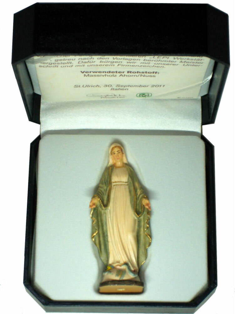 ◆◆　製品仕様　◆◆ ・ミニ木彫り　聖母マリア像「無原罪」 　（Our Lady of Grace with case / Miniature）） ・素材　： 自然木（メイプル材又は、ウォルナット材） ・製法　： 無垢材から彫出し（ミニチュア 木彫り） ・仕上げ： 手彩色（カラー）C 　　　　　（C = Painted in oil colours） ・色調　： フルカラー ・高さ　： 7 cm（お像） ・高級専用ケース入り（縦9cm x 横9cm x 高さ4cm） ・イタリア／レーピ（LEPI）社製 ・台座裏にメーカーの金属ブランドプレート ・メーカー品質保証書付き ◆◆　商品・ブランド　説明　◆◆ 　自然木から彫り出したフルカラーで温かみのある、ミニ木彫りの「無原罪」の聖母マリア様です。 　イタリアのレーピ（LEPI）社製で、7cmのミニチュア版木彫りとは思えないほどの精度で精巧に細部まで彫られていています。お顔、指一本一本までもが見てとれるほどミリ単位での細かさです。 お顔や衣装などの色付けは、左下の写真の様に職人が油絵具と絵筆で一点一点を丁寧に手彩色しております。 高級ケース入りですので、贈り物にも向いています。 ※記念品等として多数注文も承ります。 　レーピ社は北イタリア・ドロミテのガルディーナ渓谷で1920年に設立で創業100年。キリスト教カトリック聖具の欧州では有名な信頼の高級木彫りブランド。 　そのお像や十字架はヨーロッパ各地の教会で広く使われています。その証として、品質保証書と台座底にレーピ社の金属ブランドプレートが埋め込まれています。 　市販のお像の大半はプラスティク樹脂（レジン）か人造大理石製で、温かみと高級感のある木彫りはとても珍しく日本国内では入手困難です。 ◆ この商品に関する注意事項 ◆ ・素材（自然木）の特性や手彩色（手塗り）によって、製品により多少の違いがあることがございます。 ・商品画像の色は撮影状況やパソコン等の環境によって、実物と少し差が出ることがございます。 以上、あらかじめご了承ください。 【お届け方法】（全国送料無料） 日本郵便又は、ヤマト宅急便（追跡サービス有）にて対面でお届け。※日時指定ございましたら承ります。 【返品・交換について】 ご安心してご注文して頂ける様に弊店では、商品開封後でも未使用でしたら返品・交換を承ります。 詳細は下記の"↓Shopping Guide"の『返品・交換について』をご確認下さい。 * * * * * * * * * * * * * * * * * * * * * * * * * * * * ●聖母マリア像「無原罪」シリーズ 　◎高さ：7cm、9cm、12cm、15cm、20cm、30cm、36cm、60cm（ミニ木彫り7cmのみ専用化粧ケース入） 　◎仕上げ： 　　・白木（自然木彫出しのまま無処理） 　　・ニス塗り 　　・ダークブラウン 　　・ブラウン（濃淡2色） 　　・フルカラー（手彩色）　→　この商品 　※彩色商品は全て手彩色です。 　◎楽天市場には順次掲載していきますが、未掲載商品つきましてはお気軽にお問合せ下さい。どの商品もお取り寄せ可能です。ご検討・購入して頂ける様に商品掲載いたします。 * * * * * * * * * * * * * * * * * * * * * * * * * * * * 　弊店はイタリア・レーピ社より直輸入で皆様にお届けしております。品種、仕上げ、サイズ等の組合せにより品種は1万点にも及び非常に多種多様で、お気に召して頂ける商品もあるかと存じます。 　尚、レーピ社製品はカトリックの聖具だけでなく、その木彫り技術を生かしてオブジェや飾りとしての人物・動物・アクセサリーなど一般の木彫り製品も多数ございます。 * * * * * * * * * * * * * * * * * * * * * * * * * * * *