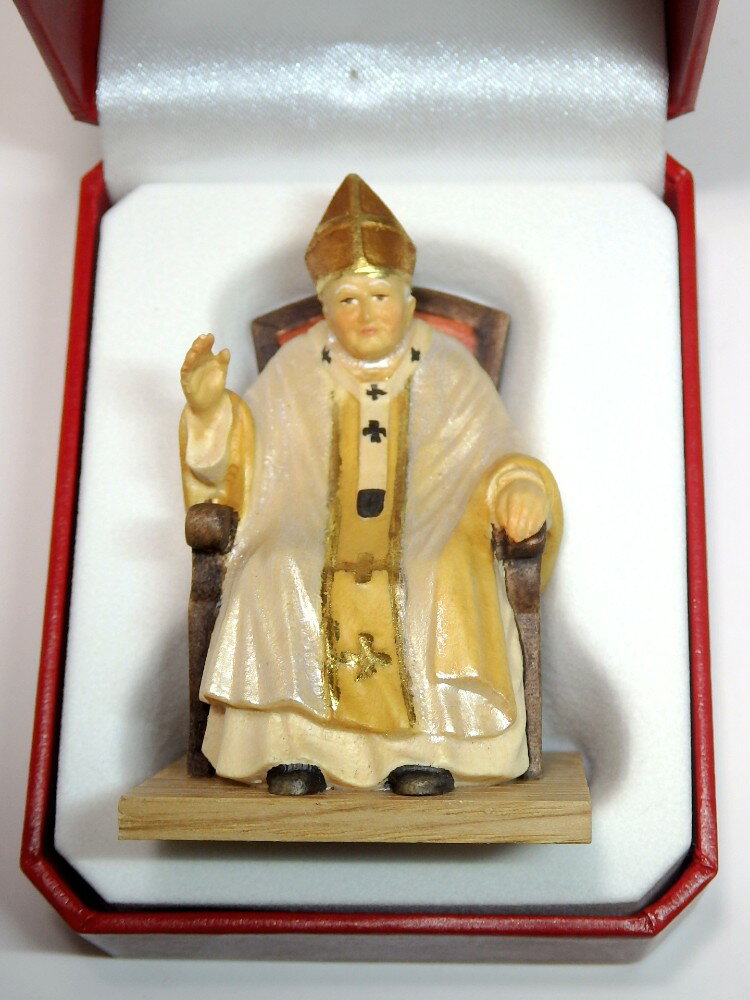 ◆◆　製品仕様　◆◆ ・聖人 第264代 ローマ教皇・法王「ヨハネ・パウロ2世」 　（John Paul II with case / Saints / Miniature） ・素材　： 自然木（メープル） ・製法　： 無垢材から彫出し（ミニチュア 木彫り） ・仕上げ： 手彩色（フルカラー）C 　　　　　（C = Painted in oil colours） 　　　　　 ※油絵具での彩色 ・色調　： フルカラー ・高さ　： 7 cm（お像） ・高級専用ケース入り ・イタリア・レーピ（LEPI）社製 ・台座裏にメーカの金属ブランドプレート ・品質保証書付き ◆◆　商品・ブランド　説明　◆◆ 　自然木から彫出したカラー仕上げで温かみのある、ミニ木彫りの聖人・ローマ教皇・法王「ヨハネ・パウロ2世」。 イタリアのレーピ（LEPI）社製で、ミニチュアと思えないほどの精度できわめて精巧に細部まで彫られていています。 お顔や衣装などの色付けも、左下の写真の様に職人が油絵具と絵筆で7cmのお像を一点一点を丁寧に手彩色しております。 　高級ケース入りですので、贈り物にも向いています。記念品等として多数注文も承ります。 　レーピ社は北イタリア・ドロミテのガルディーナ渓谷で1920年に設立で創業100年。キリスト教カトリック聖具の欧州では有名な信頼の高級木彫りブランド。 そのお像や十字架はヨーロッパ各地の教会で広く使われています。その証として、品質保証書と台座底にレーピ社の金属ブランドプレートが埋め込まれています。 　市販のお像の大半はプラスティク樹脂（レジン）か人造大理石製で、温かみと高級感のある木彫りはとても珍しく日本国内では入手困難です。 ◆ この商品に関する注意事項 ◆ ・素材（自然木）の特性や手彩色（手塗り）によって、製品により多少の違いがあることがございます。 ・商品画像の色は撮影状況やパソコン等の環境によって、実物と少し差が出ることがございます。 以上、あらかじめご了承ください。 【お届け方法】（全国送料無料） 日本郵便又は、ヤマト宅急便（追跡サービス有）にて対面でお届け。※ご希望日時承ります。 【返品・交換について】 ご安心してご注文して頂ける様に弊店では、商品開封後でも未使用でしたら返品・交換を承ります。 詳細は下記の"↓Shopping Guide"の『返品・交換について』をご確認下さい。 * * * * * * * * * * * * * * * * * * * * * * * * * * * * ●聖人像 ローマ教皇「ヨハネ・パウロ2世」シリーズ 9種 　◎高さ：7cm、12cm 　　　　（7cm：ミニ木彫りのみ専用化粧ケース入） 　◎仕上げ： 　　・白木（自然木彫出しのまま無処理） 　　・ニス塗り 　　・ダークブラウン 　　・ブラウン（濃淡2色） 　　・一部彩色（金彩色あり） 　　・フルカラー　　→　　この商品 　※彩色商品は全て手彩色です。 　◎楽天市場には順次掲載していきますが、未掲載商品つきましてはお気軽にお問合せ下さい。どの商品もお取り寄せ可能です。ご検討・購入して頂ける様に商品掲載いたします。 * * * * * * * * * * * * * * * * * * * * * * * * * * * * 　弊店はイタリア・レーピ社より直輸入で皆様にお届けしております。品種、仕上げ、サイズ等の組合せにより品種は1万点にも及び非常に多種多様で、お気に召して頂ける商品もあるかと存じます。 　尚、レーピ社製品はカトリックの聖具だけでなく、その木彫り技術を生かしてオブジェや飾りとしての人物・動物・アクセサリーなど一般の木彫り製品も多数ございます。 * * * * * * * * * * * * * * * * * * * * * * * * * * * *