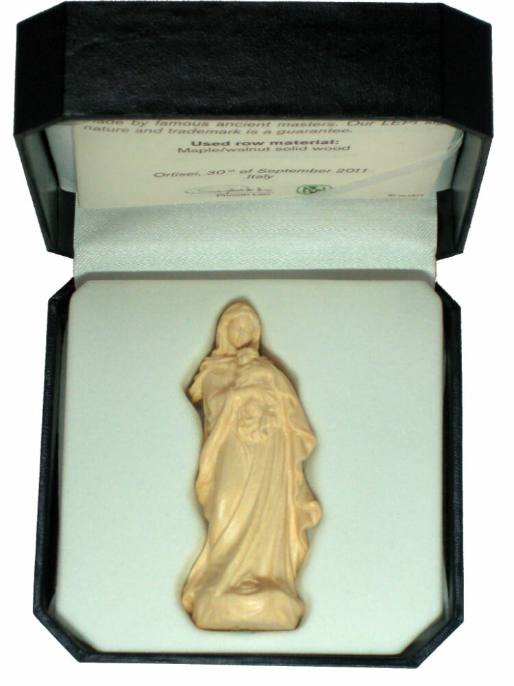 ◆◆　製品仕様　◆◆ ・聖母マリア像「ルネサンス」聖母子像 　（Virgin of Renaissance with case / Miniature） ・素材　： 自然木（メイプル材又は、ウォルナット材） ・製法　： 無垢材から彫出し（ミニチュア 木彫り） ・仕上げ： ニス塗り　N 　　　　　（ごく薄い茶色で色付けし、ワックス磨き） 　　　　　（N = Light stain, wax polished） 　　　　　 ※彫出しの白木を少し磨き、ニスを塗った感じ ・色調　： ごく薄いブラウン ・高さ　： 7 cm ・高級専用ケース入り（縦 9 x 横 9 x 高さ 4cm） ・イタリア／レーピ（LEPI）社製 ・台座裏にメーカの金属ブランドプレート ・品質保証書付き ◆◆　商品・ブランド　説明　◆◆ 　自然木から彫出した白木にニス塗り仕上げの聖母子像「ルネサンス」マリア様のミニ木彫り。 　この「ニス仕上げ」は、白木にごく薄い茶色で色付けしワックス磨きしています。白木の色合いと温かみを残しつつ、ホコリや汚れからお像を守ります。 　イタリアのレーピ社製のミニ木彫りですが、商品写真の通り7cmと思えないほどの精度できわめて精巧に細部まで彫られていています。 　高級ケース入りですので、贈り物にも向いています。 ※記念品等として多数注文も承ります。 　レーピ（LEPI）社は北イタリア・ドロミテのガルディーナ渓谷で1920年に設立で創業100年。キリスト教カトリック聖具の欧州では有名な信頼の高級木彫りブランド。 　そのお像や十字架はヨーロッパ各地の教会で広く使われています。その証として、品質保証書と台座底にレーピ社の金属ブランドプレートがついています。 　市販のお像の大半はプラスティク樹脂（レジン）か人造大理石製で、温かみと高級感のある木彫りはとても珍しく日本国内では入手困難です。 ◆ この商品に関する注意事項 ◆ ・素材（自然木）の特性や手彩色（手塗り）によって、製品により多少の違いがあることがございます。 ・商品画像の色は撮影状況やパソコン等の環境によって、実物と少し差が出ることがございます。 以上、あらかじめご了承ください。 【お届け方法】（全国送料無料） 日本郵便又は、ヤマト宅急便（追跡サービス有）にて対面でお届け。※日時指定ございましたら承ります。 【返品・交換について】 ご安心してご注文して頂ける様に弊店では、商品開封後でも未使用でしたら返品・交換を承ります。 詳細は下記の"↓Shopping Guide"の『返品・交換について』をご確認下さい。 * * * * * * * * * * * * * * * * * * * * * * * * * * * * ●木彫り　聖母マリア像 「ルネサンス」聖母子像 シリーズ 全39種 　◎高さ：7cm、15cm、20cm、30cm、36cm、60cm 　　　　（ミニ木彫り7cmのみ専用化粧ケース入） 　◎仕上げ： 　　・白木（自然木彫出しのまま無処理） 　　・ニス塗り → この商品 　　・レッドブラウン（ウォルナット材／クルミ材） 　　・ダークブラウン 　　・ブラウン（濃淡2色） 　　・フルカラー 　　・アンティーク仕上げ フルカラー 　　・アンティーク仕上げ（24K金箔貼）フルカラー 　※彩色商品は全て手彩色です。 　※高さ、仕上げの組合せ 39種 （該当なしcm有） 　◎楽天市場には順次掲載していきますが、未掲載商品つきましてはお気軽にお問合せ下さい。どの商品もお取り寄せ可能です。ご検討・購入して頂ける様に商品掲載いたします。 * * * * * * * * * * * * * * * * * * * * * * * * * * * * 　弊店はイタリア・レーピ社より直輸入で皆様にお届けしております。品種、仕上げ、サイズ等の組合せにより品種は1万点にも及び非常に多種多様で、お気に召して頂ける商品もあるかと存じます。 　尚、レーピ社製品はカトリックの聖具だけでなく、その木彫り技術を生かしてオブジェや飾りとしての人物・動物・アクセサリーなど一般の木彫り製品も多数ございます。 * * * * * * * * * * * * * * * * * * * * * * * * * * * *