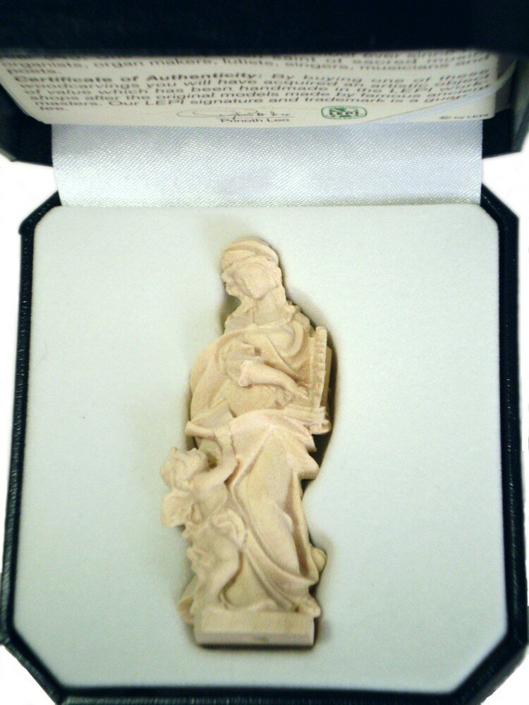 ◆◆　製品仕様　◆◆ ・聖人　「聖セシリア」「聖チェチリア」 　（St.Cecily with case / Miniature） ・素材　： 自然木 ・製法　： 無垢材から彫出し（ミニチュア 木彫り） ・仕上げ： 白木（彫出しのまま無処理）NR 　　　　　（NR = Wood untreated） ・色調　： 白（生成り） ・高さ　： 7 cm（お像） ・高級専用ケース入り（縦9cm x 横9cm x 高さ4cm） ・イタリア・レーピ（LEPI）社製 ・台座裏にメーカの金属ブランドプレート ・品質保証書付き ◆◆　商品・ブランド　説明　◆◆ 　自然木から彫り出した白木仕上げで温かみのある、ミニ木彫りの聖人「聖セシリア」「聖チェチリア」。音楽家と盲人の守護聖人とされています。 イタリアのレーピ（LEPI）社製で、ミニチュアと思えないほどの精度できわめて精巧に細部まで彫られていています。 　高級ケース入りですので、贈り物にも向いています。 ※記念品等として多数注文も承ります。 　レーピ社は北イタリア・ドロミテのガルディーナ渓谷で1920年に設立で創業100年。キリスト教カトリック聖具の欧州では有名な信頼の高級木彫りブランド。 そのお像や十字架はヨーロッパ各地の教会で広く使われています。その証として、品質保証書と台座底にレーピ社の金属ブランドプレートが埋め込まれています。 　市販のお像の大半はプラスティク樹脂（レジン）か人造大理石製で、温かみと高級感のある木彫りはとても珍しく日本国内では入手困難です。 ◆ この商品に関する注意事項 ◆ ・素材（自然木）の特性や手彩色（手塗り）によって、製品により多少の違いがあることがございます。 ・商品画像の色は撮影状況やパソコン等の環境によって、実物と少し差が出ることがございます。 以上、あらかじめご了承ください。 【お届け方法】（全国送料無料） 日本郵便又は、ヤマト宅急便（追跡サービス有）にて対面でお届け。ご希望日時承ります。 【返品・交換について】 ご安心してご注文して頂ける様に弊店では、商品開封後でも未使用でしたら返品・交換を承ります。 詳細は下記の"↓Shopping Guide"の『返品・交換について』をご確認下さい。 * * * * * * * * * * * * * * * * * * * * * * * * * * * * ●「聖セシリア」「聖チェチリア」聖人 シリーズ 27種 　◎高さ：7cm、20cm、30cm、36cm、60cm 　　　　　7cm：ミニ木彫りシリーズ（専用化粧ケース付） 　◎仕上げ： 　　・白木（自然木彫出しのまま無処理）→この商品 　　・ニス塗り 　　・ダークブラウン 　　・ブラウン（濃淡2色） 　　・フルカラー 　　・アンティーク仕上げ フルカラー 　　・アンティーク仕上げ（24K金箔貼）フルカラー 　※彩色商品は全て手彩色です。 　◎楽天市場には順次掲載していきますが、未掲載商品つきましてはお気軽にお問合せ下さい。どの商品もお取り寄せ可能です。ご検討・購入して頂ける様に商品掲載いたします。 * * * * * * * * * * * * * * * * * * * * * * * * * * * * 　弊店はイタリア・レーピ社より直輸入で皆様にお届けしております。品種、仕上げ、サイズ等の組合せにより品種は1万点にも及び非常に多種多様で、お気に召して頂ける商品もあるかと存じます。 　尚、レーピ社製品はカトリックの聖具だけでなく、その木彫り技術を生かしてオブジェや飾りとしての人物・動物・アクセサリーなど一般の木彫り製品も多数ございます。 * * * * * * * * * * * * * * * * * * * * * * * * * * * *