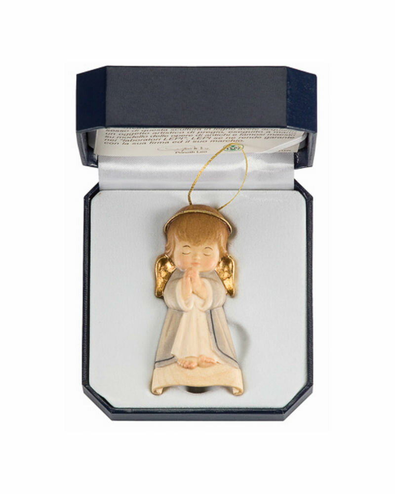 ◆◆　製品仕様　◆◆ ・「祈りの天使」衣装:ライトブルー 　（Wish angel with case (light blue) / Miniature） ・素材　： 自然木 ・製法　： 無垢材から彫出し（ミニチュア 木彫り） ・仕上げ： カラー（手彩色）衣装:赤色 　　　　　（C:Painted in oil colours） ・色調　： フルカラー ・高さ　： 7 cm（お像） ・設置　： スタンド又は、吊り下げ ・高級専用ケース入り（縦9cm x 横9cm x 高さ4cm） ・イタリア・レーピ（LEPI）社製 ・台座裏にメーカの金属ブランドプレート ・品質保証書付き ◆◆　商品・ブランド　説明　◆◆ 　自然木から彫り出したパステルカラー調でで温かみのある、ミニ木彫り天使像「祈りの天使」（Wish angel/Miniature）。 イタリアのレーピ（LEPI）社製で、ミニチュアと思えないほどの精度できわめて精巧に細部まで彫られていています。 　高級ケース入りですので、贈り物にも向いています。 ※記念品等として多数注文も承ります。 　レーピ社は北イタリア・ドロミテのガルディーナ渓谷で1920年に設立で創業100年。キリスト教カトリック聖具の欧州では有名な信頼の高級木彫りブランド。 そのお像や十字架はヨーロッパ各地の教会で広く使われています。その証として、品質保証書と裏側にレーピ社の金属ブランドプレートが埋め込まれています。 　市販のお像の大半はプラスティク樹脂（レジン）か人造大理石製で、温かみと高級感のある木彫りはとても珍しく日本国内では入手困難です。 ◆ この商品に関する注意事項 ◆ ・素材（自然木）の特性や手彩色（手塗り）によって、製品により多少の違いがあることがございます。 ・商品画像の色は撮影状況やパソコン等の環境によって、実物と少し差が出ることがございます。 以上、あらかじめご了承ください。 【お届け方法】（全国送料無料） 日本郵便又は、ヤマト宅急便（追跡サービス有）にて対面でお届け。ご希望日時承ります。 【返品・交換について】 ご安心してご注文して頂ける様に弊店では、商品開封後でも未使用でしたら返品・交換を承ります。 詳細は下記の"↓Shopping Guide"の『返品・交換について』をご確認下さい。 * * * * * * * * * * * * * * * * * * * * * * * * * * * * ●「祈りの天使」 シリーズ　5種 　ミニ木彫りシリーズ（専用化粧ケース付） 　◎高さ：7cm 　◎仕上げ： 　　・白木（自然木彫出しのまま無処理） 　　・フルカラー(手彩色)→この商品 　　　…赤,ピンク,ライトブルー,白 　◎「祈りの天使」12体のコンプリートボックスもございます。 　◎楽天市場には順次掲載していきますが、未掲載商品つきましてはお気軽にお問合せ下さい。どの商品もお取り寄せ可能です。ご検討・購入して頂ける様に商品掲載いたします。 * * * * * * * * * * * * * * * * * * * * * * * * * * * * 　弊店はイタリア・レーピ社より直輸入で皆様にお届けしております。品種、仕上げ、サイズ等の組合せにより品種は1万点にも及び非常に多種多様で、お気に召して頂ける商品もあるかと存じます。 　尚、レーピ社製品はカトリックの聖具だけでなく、その木彫り技術を生かしてオブジェや飾りとしての人物・動物・アクセサリーなど一般の木彫り製品も多数ございます。 * * * * * * * * * * * * * * * * * * * * * * * * * * * *