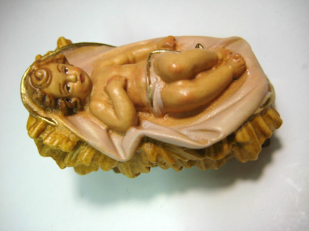 ◆◆　製品仕様　◆◆ ・木彫り「幼子イエス・揺りかご」 　(Infant Jesus with cradle) 　『ルパート』シリーズ 　※幼子イエス・揺りかご：固定タイプ ・素材　： 自然木 　　　　　（メイプル/楓材・ウォルナット/クルミ材） ・製法　： 無垢材から彫出し（木彫り） ・仕上げ：カラー（手彩色）C 　　　　 （C = Painted in oil colours）※油絵具で彩色 ・色調　： フルカラー ・高さ　： 12 cmタイプ（※大人ヨセフを12cmとする） 　　　　　 ※注：幼子イエスが12cmではございません。 ・イタリア・レーピ（LEPI）社製 ・台座裏にメーカの金属ブランドプレート ・品質保証書付き ◆◆　商品・ブランド　説明　◆◆ 　イタリア・レーピ（LEPI）社製の木彫り降誕セット（プレゼピオ）『ルパート』シリーズの「聖家族」セットの揺りかごの幼子イエス。 　お像は、自然木から彫り出した温かみのある木彫りで、きわめて精巧に細部まで彫られていています。 色付けは左の写真の様に、職人が油絵具と絵筆で一点一点を丁寧に手彩色しております。 　レーピ社は北イタリア・ドロミテのガルディーナ渓谷で1920年に設立で創業100年。キリスト教カトリック聖具の欧州では有名な信頼の高級木彫りブランド。 そのお像や十字架はヨーロッパ各地の教会で広く使われています。その証として、品質保証書と台座底にレーピ社の金属ブランドプレートが埋め込まれています。 　市販のお像やキリスト降誕セットの大半はプラスティク樹脂（レジン）か人造大理石製で、温かみと高級感のある木彫りはとても珍しく日本国内では入手困難です。 ◆ この商品に関する注意事項 ◆ ・素材（自然木）の特性によって、製品により多少の違いがあることがございます。 ・多少のデザイン変更がある場合がございます。 ・商品画像の色は撮影状況やパソコン等の環境によって、実物と少し差が出ることがございます。 以上、あらかじめご了承ください。 【お届け方法】（全国送料無料） 日本郵便又は、ヤマト宅急便（追跡サービス有）にて対面でお届け。※お届けご希望日時、承ります。 【返品・交換について】 ご安心してご注文して頂ける様に弊店では、商品開封後でも未使用でしたら返品・交換を承ります。 詳細は下記の"↓Shopping Guide"の『返品・交換について』をご確認下さい。 * * * * * * * * * * * * * * * * * * * * * * * * * * * * ●木彫り「聖家族」3点 セット　全28種 　『ルパート』シリーズ(Rupert) 　　マリア、ヨセフ、イエス + 揺りかご 　◎お像高さ：5種（5, 12, 25, 50, 80cm） 　◎お像の仕上げ：7種 　　・白木（自然木彫り出しのまま無加工） 　　・ニス塗り 　　・ダークブラウン 　　・ブラウン（濃淡2色） 　　・フルカラー（手彩色）　→ ※この商品 　　・アンティーク仕上げ フルカラー 　　・アンティーク仕上げ（24K金箔貼）フルカラー 　※彩色商品は全て手彩色です。 　※高さ、仕上げの組合せ。（一部未設定の全28種） 　◎楽天市場には順次掲載していきますが、未掲載商品つきましてはお気軽にお問合せ下さい。どの商品もお取り寄せ可能です。ご検討・購入して頂ける様に商品掲載いたします。 * * * * * * * * * * * * * * * * * * * * * * * * * * * * 　弊店はイタリア・レーピ社より直輸入で皆様にお届けしております。品種、仕上げ、サイズ等の組合せにより品種は1万点にも及び非常に多種多様で、お気に召して頂ける商品もあるかと存じます。 　尚、レーピ社製品はカトリックの聖具だけでなく、その木彫り技術を生かしてオブジェや飾りとしての人物・動物・アクセサリーなど一般の木彫り製品も多数ございます。 * * * * * * * * * * * * * * * * * * * * * * * * * * * *