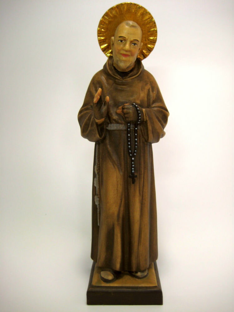 ◆◆　製品仕様　◆◆ ・木彫り　諸聖人像 　「ピオ神父」（Padre Pio） ・素材　： 自然木 ・製法　： 無垢材から彫出し（木彫り） ・仕上げ： カラー（手彩色）C 　　　　　（C = Painted in oil colours） ・色調　： フルカラー ・高さ　： 15 cm ・イタリア・レーピ（LEPI）社製 ・台座裏にメーカの金属ブランドプレート ・品質保証書付き ◆◆　商品・ブランド　説明　◆◆ 　自然木から彫り出したフルカラーで温かみのある、木彫り諸聖人像「ピオ神父」（Padre Pio）。 イタリアのレーピ（LEPI）社製で、きわめて精巧に細部まで彫られていています。色付けは、左の写真の様に職人が油絵具と絵筆で一点一点を丁寧に手彩色しております。 お顔からは今にもお声が聞こえてきそうな、表情豊かな出来になっております。 　レーピ社は北イタリア・ドロミテのガルディーナ渓谷で1920年に設立で創業100年。キリスト教カトリック聖具の欧州では有名な信頼の高級木彫りブランド。 　そのお像や十字架はヨーロッパ各地の教会で広く使われています。その証として、品質保証書と台座底にレーピ社の金属ブランドプレートが埋め込まれています。 　市販のお像の大半はプラスティク樹脂（レジン）か人造大理石製で、温かみと高級感のある木彫りはとても珍しく日本国内では入手困難です。 ◆ この商品に関する注意事項 ◆ ・素材（自然木）の特性や手彩色（手塗り）によって、製品により多少の違いがあることがございます。 ・商品画像の色は撮影状況やパソコン等の環境によって、実物と少し差が出ることがございます。 以上、あらかじめご了承ください。 【お届け方法】（全国送料無料） 日本郵便又は、ヤマト宅急便（追跡サービス有）にて対面でお届け。※日時指定ございましたら承ります。 【返品・交換について】 ご安心してご注文して頂ける様に弊店では、商品開封後でも未使用でしたら返品・交換を承ります。 詳細は下記の"↓Shopping Guide"の『返品・交換について』をご確認下さい。 * * * * * * * * * * * * * * * * * * * * * * * * * * * * ●木彫り　諸聖人像 　「ピオ神父」シリーズ　26種 　◎高さ：7cm、12cm、15cm、20cm、30cm、36cm 　　　（ミニ木彫り7cmのみ専用化粧ケース入） 　◎仕上げ： 　　・白木（自然木彫出しのまま無処理） 　　・ニス塗り 　　・ダークブラウン 　　・ブラウン（濃淡2色） 　　・カラー　→　※この商品 　　・ブラウン（濃淡2色）樫材／栗材 　※彩色商品は全て手彩色です。 　※高さ、仕上げの組合せの26種のシリーズ 　◎楽天市場には順次掲載していきますが、未掲載商品つきましてはお気軽にお問合せ下さい。どの商品もお取り寄せ可能です。ご検討・購入して頂ける様に商品掲載いたします。 * * * * * * * * * * * * * * * * * * * * * * * * * * * * 　弊店はイタリア・レーピ社より直輸入で皆様にお届けしております。品種、仕上げ、サイズ等の組合せにより商品種類は1万点にも及び非常に多種多様で、お気に召して頂ける商品もあるかと存じます。 　尚、レーピ社製品はカトリックの聖具だけでなく、その木彫り技術を生かしてオブジェや飾りとしての人物・動物・アクセサリーなど一般の木彫り製品も多数ございます。 * * * * * * * * * * * * * * * * * * * * * * * * * * * *