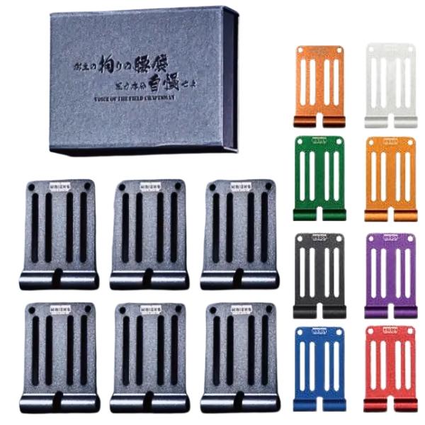 【北海道・沖縄・離島 別送料】ご注文後こちらからご連絡いたします 【メーカー直送】お客様都合による返品交換はできません ※画像は代表画像です。ご購入前に仕様をご確認下さい 【ご注意】 ・自己にてカスタムされた製品等については保証対象外となります。 ・アルミ製品はアルマイト加工時のロットによっては色ムラが生じる事があります。 ■メーカー：ニックス KNICKS ■商品名：6枚入り BOXセット ■品番 　ALU15-6-BL(ブルー) 　ALU15-6-G(グリーン) 　ALU15-6-R(レッド) 　ALU15-6-V(バイオレット) 　ALU15-6-GO(ゴールド) 　ALU15-6-B(ブラック) 　ALU15-6-MS(マットシルバー) 　ALU15-6-O(オレンジ) ■カラー：ブルー/グリーン/レッド/バイオレット/ゴールド/ブラック/シルバー/オレンジ ■サイズ(mm)：全長97×横幅57 ■奥行(パイプ外径)：10mm ■重量：37g/枚 ■入数：6枚1セット [用途] ■工具差しや腰袋装着用のベルトループ金具 [特長] ■アルミ総削り出しベルトループ(一部削り出し)の6枚セット ■硬質アルミ ■超軽量 ■管理コード：ON400ニックス ALU15-6 アルミ総削り出しベルトループ 6枚入り BOXセット 8色展開 97×57mm 軽量 硬質アルミ アルマイト加工 腰道具カスタム 2