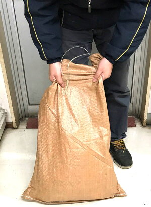 トクヤマ融雪剤塩化カルシウム25kg安心の日本製(輸入品とは使用感や保存状態が違います)、極寒の岩手県北でも大活躍(塩カル、除湿剤、防塵剤)