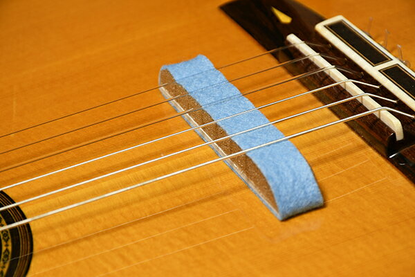 【現代ギターオリジナル】GGスーパーギターミュート（水色）クラシックギター 弱音器 部屋弾き 練習 フェルト製 簡単装着