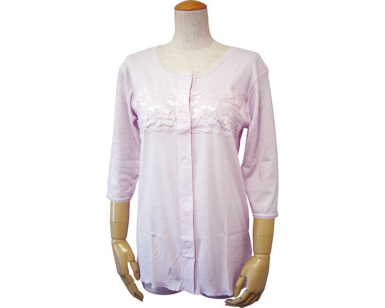 婦人七分袖胸レース付き前開きシャツ（ワンタッチテープ式） 【商品説明】 ●おしゃれを楽しみたいシニアに。ファッション性にこだわった「広幅レース」を胸部分に採用しました。 ●アウターに響きにくい淡色系です。 ●綿100％の生地で、肌に優しくふんわりと肌にフィットします。 ●サイズ／（適応身長）M：154〜162cm・L：154〜162cm・LL：154〜162cm、（バスト）M：79〜87cm・L：86〜94cm・LL：93〜101cm ●素材／身生地：綿100％、レース：ナイロン・ポリウレタン ●生産国／中国 ●洗濯機可（40℃） ●脱水機可 広告文責：NO1元気爽快　(042-843-2703)