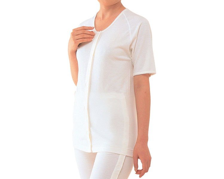 ワンタッチ肌着　婦人用　前開き5分袖 【商品説明】 ●着脱カンタン！マジック式ボタンでストレス軽減のワンタッチ肌着。 ●衿・袖口ピコレース付です。 ●丸型マジック。ボタンをかける手間を全面解消。 ●素材／綿100％ ●生産国／日本 ●洗濯機可（弱） ●脱水機可 ●乾燥機不可 広告文責：Y-DENTAL ・・・・・