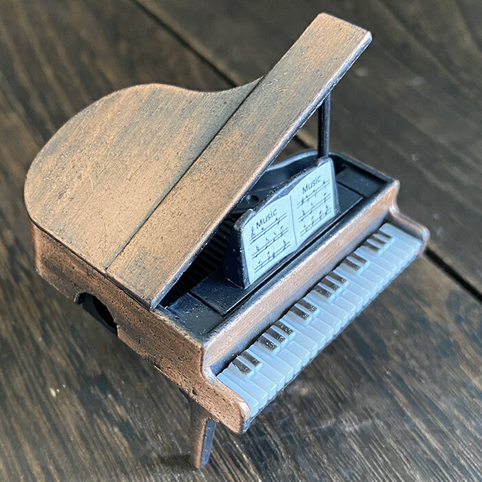 商品情報商品説明■素材：ダイキャスト製■素材：約140g■本体サイズ：H8.4cm×W6cm×L6cm■箱サイズ：H8.4cm×W6.5cm×L6.4cm■生産国：中国注意事項※配送または仕入状況により商品の箱に凹み、スレ等がある場合がございます。パッケージ不良による交換返品は対応出来かねますので、ご了承をお願いします。※お客様がご覧頂いているディスプレイの環境によって、画像の色が実物と異なる場合がございますので予めご了承下さい。鉛筆削り ピアノ アンティーク シャープナー おしゃれ かわいい インテリア 鉛筆削り ピアノ アンティーク シャープナー お洒落な鉛筆削りのご紹介です。鉛筆削りの機能はもちろんですが、並べて置いておくだけでも、インテリアとして楽しめます。■素材：ダイキャスト製■素材：約140g■本体サイズ：H8.4cm×W6cm×L6cm■箱サイズ：H8.4cm×W6.5cm×L6.4cm■生産国：中国※配送または仕入状況により商品の箱に凹み、スレ等がある場合がございます。パッケージ不良による交換返品は対応出来かねますので、ご了承をお願いします。※お客様がご覧頂いているディスプレイの環境によって、画像の色が実物と異なる場合がございますので予めご了承下さい。 6