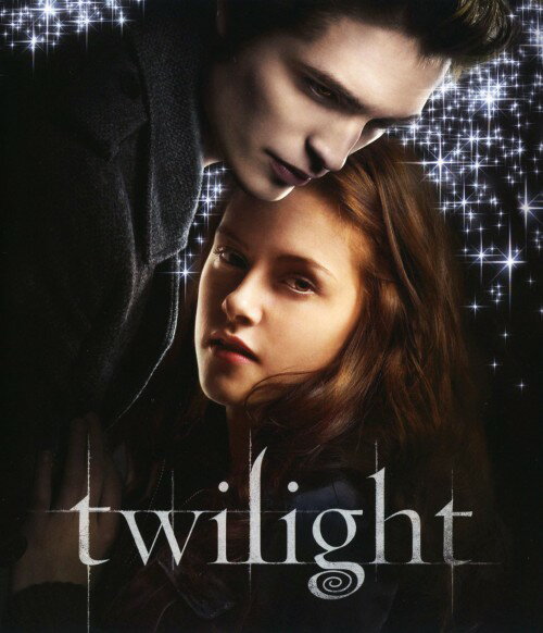 タイトル トワイライト ～初恋～ 【ブルーレイ】 &nbsp; トワイライトサーガハツコイ アーティスト名 クリステン・スチュワート ジャンル 洋画ラブロマンスラブストーリー 発売日 2010/10/22発売 規格番号 DAXA-1144 JAN 4988111111449 ステファニー・メイヤーのベストセラー小説を映画化したラブロマンス。霧の町に引っ越してきた少女・ベラは、転入先の学校で不思議な雰囲気を持つエドワードに出会う。次第に惹かれ合うふたりだが、彼には重大な秘密が…。 ※中古商品の場合、商品名に「初回」や「限定」・「○○付き」（例　Tシャツ付き）等の記載がございましても、特典等は原則付属しておりません。また、中古という特性上ダウンロードコード・プロダクトコードも保証の対象外です。コードが使用できない等の返品はお受けできません。ゲーム周辺機器の箱・取扱説明書及び、ゲーム機本体のプリインストールソフト、同梱されているダウンロードコードは初期化をしていますので、保証の対象外となっております。 尚、商品画像はイメージです。 ※2点以上お買い求めのお客様へ※ 当サイトの商品は、ゲオの店舗と共有しております。 商品保有数の関係上、異なる店舗から発送になる場合があり、お届けの荷物が複数にわかれたり、到着日時が異なる可能性がございます。（お荷物が複数になっても、送料が重複する事はございません） 尚、複数にわけて発送した場合、お荷物にはその旨が記載されておりますので、お手数ですが、お荷物到着時にご確認いただけますよう、お願い申し上げます。 ※ご登録頂いた配送先住所内容の不備等により、弊社へ商品が返還された場合は自動的にキャンセル処理となりますので、配送先住所の登録の際には、お間違いのないよう、くれぐれもご注意お願い申し上げます。 ※商品の状態問合せに関しまして、弊社は複数の拠点で商品の管理を行っておりますので、お答えができません。 ※当サイトの在庫について 当サイトの商品は店舗と在庫共有をしており、注文の重複や、商品の事故等が原因により、ご注文頂いた後に、 キャンセルさせていただく場合がございます。 楽天ポイントの付与・買いまわり店舗数のカウント等につきましても、発送確定した商品のみの対象になりますので、キャンセルさせて頂いた商品につきましては、補償の対象外とさせていただきます。 ご了承の上ご注文下さい。